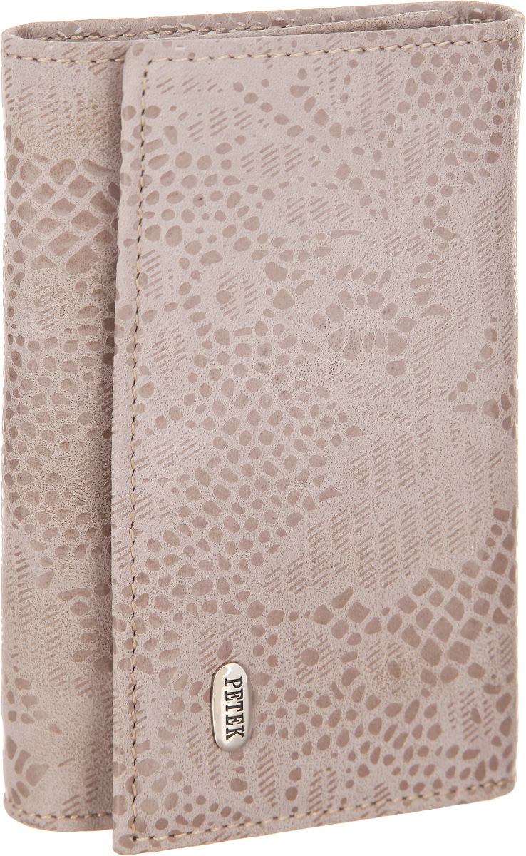 Ключница Petek 1855, цвет: бежевый. 509.109.39509.109.39 Pastel Lilac Ключница Petek 1855, цвет: бежевый. 509.109.39509.109.39 Pastel LilacСтильная ключница Petek 1855 изготовлена из натуральной высококачественной кожи с декоративным фактурным тиснением. Лицевая сторона изделия оформлена небольшой металлической пластиной с гравировкой в виде названия бренда. Изделие закрывается клапаном на кнопку. Внутри изделия расположены шесть крючков для ключей, кармашек на молнии, сетчатый карман и отделение для мелких документов, закрывающееся клапаном на кнопку. Изделие упаковано в коробку из плотного картона с логотипом фирмы. Ключница станет отличным подарком человеку, ценящему практичные и стильные вещи, а качество его исполнения представит такой подарок в самом выгодном свете.