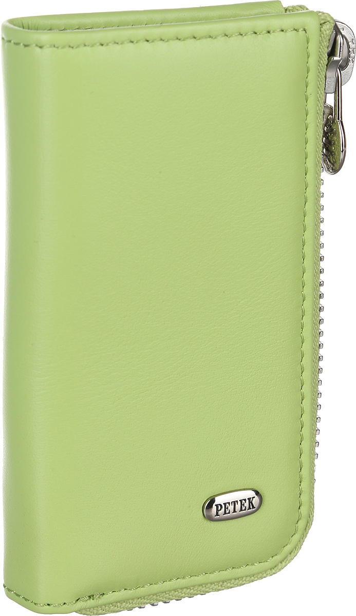 Ключница Petek 1855, цвет: салатовый. 539.167.93539.167.93 Sharp Green Ключница Petek 1855, цвет: салатовый. 539.167.93539.167.93 Sharp GreenСтильная ключница Petek 1855 изготовлена из натуральной высококачественной кожи с гладкой фактурой. Лицевая сторона изделия оформлена небольшой металлической пластиной с гравировкой в виде названия бренда. Изделие закрывается на молнию. Внутри расположены четыре крючка-фиксатора для ключей. Ключница упакована в коробку из плотного картона с логотипом фирмы. Ключница станет отличным подарком человеку, ценящему практичные и стильные вещи, а качество его исполнения представит такой подарок в самом выгодном свете.