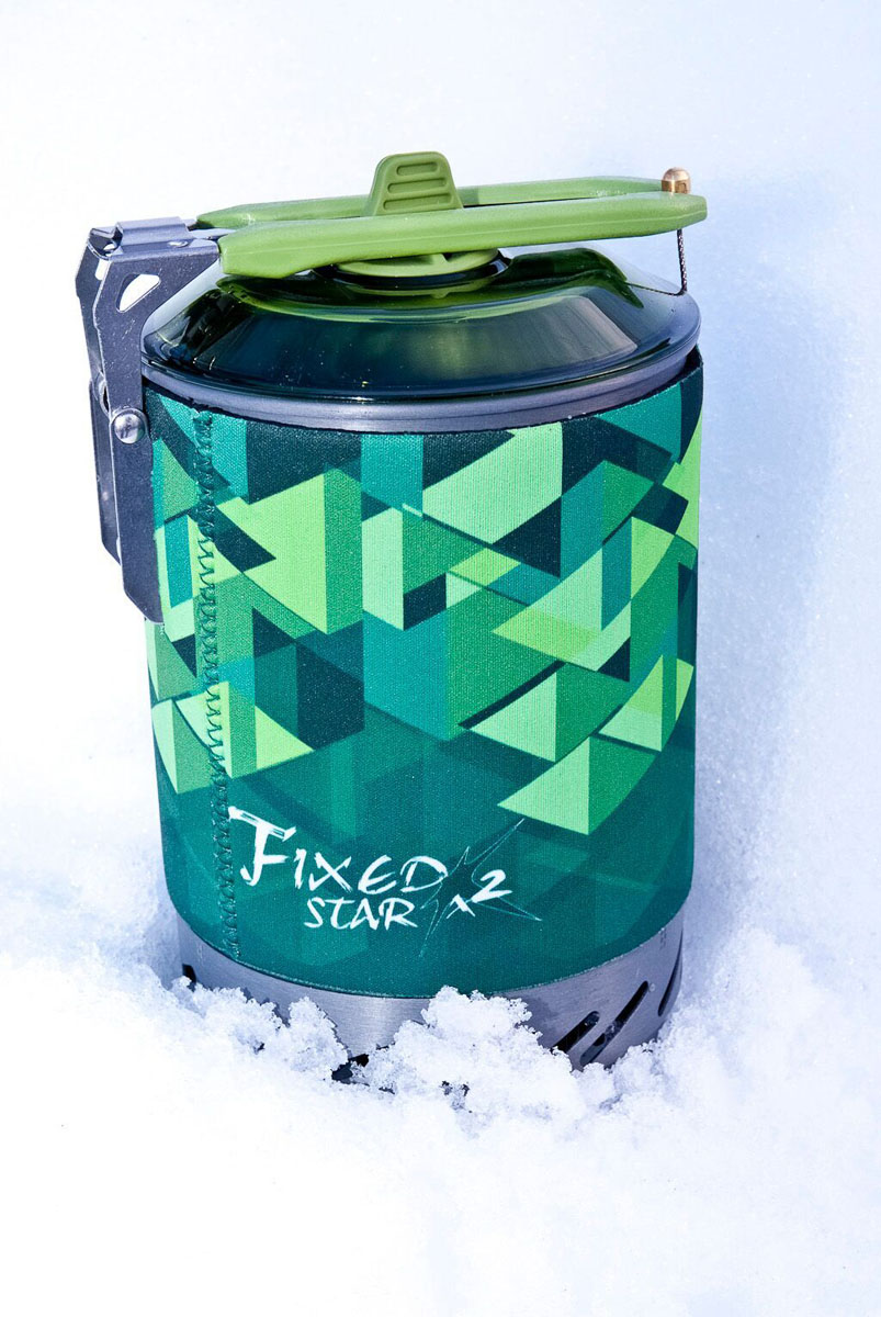 Система приготовления пищи Fire-Maple STAR X2, цвет: зеленыйFMS-X2 Система приготовления пищи Fire-Maple STAR X2, цвет: зеленыйFMS-X2STAR X2, (арт. FMS-X2) - высокоэффективная комбинированная система приготовления пищи второй генерации. КОТЕЛОК и ТЕПЛООБМЕННАЯ СИСТЕМА. Система приготовления пищи STAR X2 имеет встроенную, проверенную, систему теплообмена в нижней части котелка. Эта система позволяет увеличить энергоэффективность эксплуатации на 30% (на 30% быстрее кипятит воду, на 30% меньше расходуется топливо – оптимальная экономия газа, и на 30% экономит место). Сам котелок по прежнему имеет фактический объем в 1,2 л и так же позволяет разместить в него всю систему с новыми аксессуарами, включая картридж на 230 гр. Либо отдельно разместить картридж на 450 гр в котелок. Сам котелок имеет TPE-покрытие (термопластичный эластомер), выполняющее термофункцию при готовке и употреблении пищи, а так же защищает от случайных ожогов. Это позволяет держать котелок в руках, помимо ручки котелка. Проваренный специальным образом стыковочный шов на котелке полностью устраняет выброс вредных металлов в процессе...
