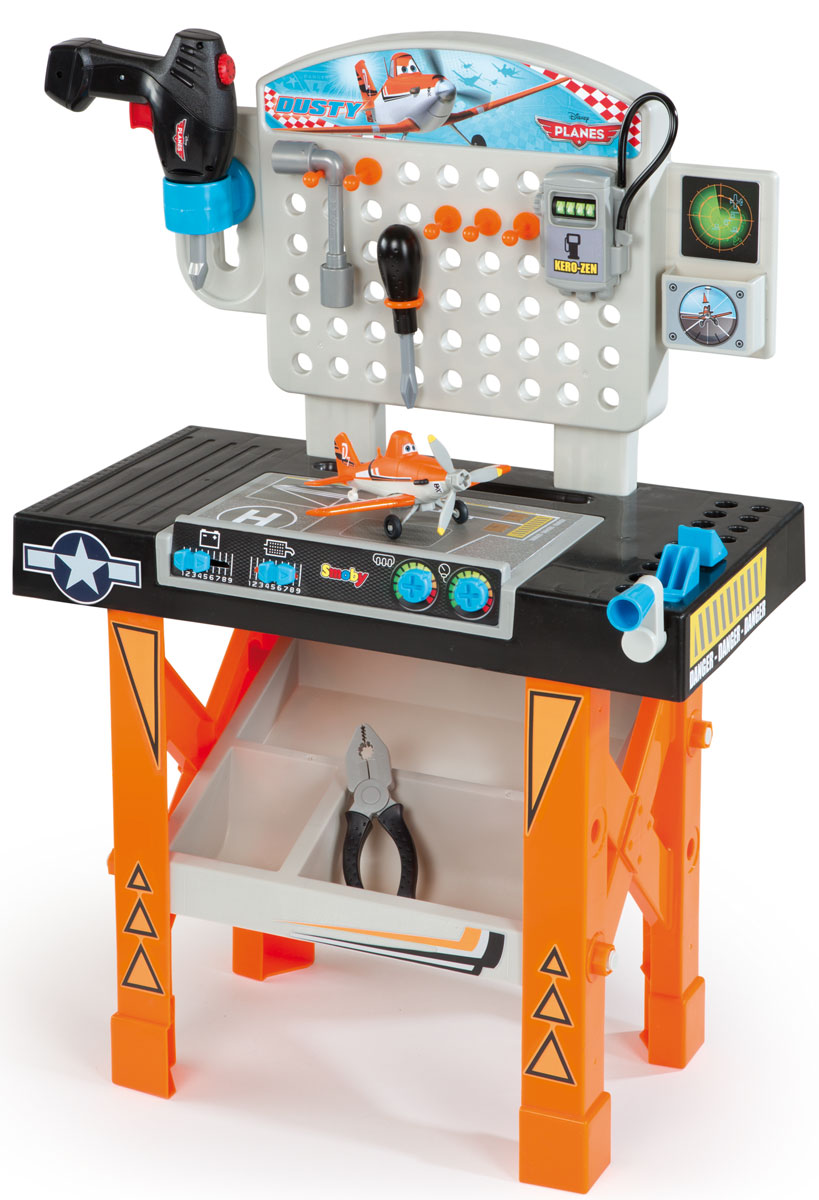 Smoby Игровой набор Ремонтная мастерская Самолеты500255 Smoby Игровой набор Ремонтная мастерская Самолеты500255Игровой набор Smoby Ремонтная мастерская. Самолеты понравится всем, кто знаком с одноименным популярным мультфильмом. Элементы набора выполнены из прочного нетоксичного пластика. В набор входит верстак с инструментами (плоскогубцы, отвертка, дрель и другие) и разборная модель самолета Дасти. Для хранения всех предметов имеются специальные крючки, благодаря им вещи всегда будут на своем месте. Под столом находится поддон для различных деталей. Мастерская помогает развивать логическое мышление, мелкую моторику, память и научит малыша разбираться в строительных инструментах. Реалистичная игрушка позволить мальчику попробовать себя в роли мастера. А после игры, он сможет убрать все инструменты так чтобы они не потерялись. Ведь раскладывая все инструменты по своим местам, малыш приучается к порядку.