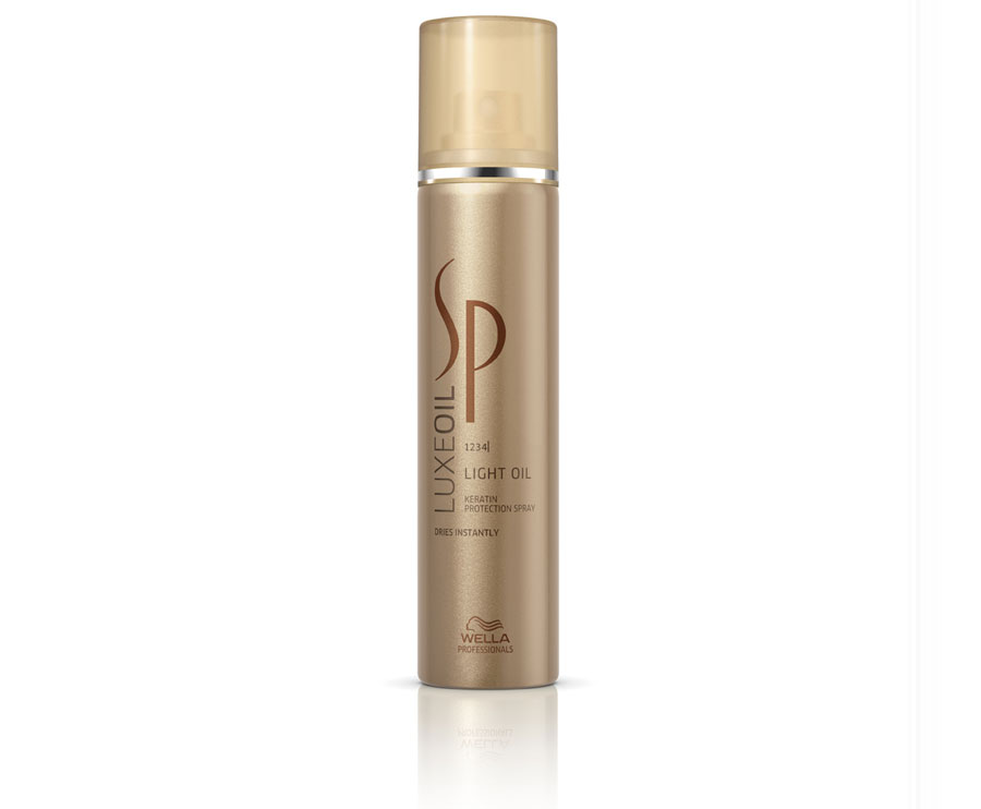 Wella SP Спрей для восстановления кератина волос Luxe Line, 75 мл81416697 Wella SP Спрей для восстановления кератина волос Luxe Line, 75 мл81416697Wella SP Luxe Line Спрей для восстановления кератина волос - в формате ультра легкого средства, идеально подходит для тоненьких и ломких волос. Питает волосы заглаживая их поверхность, придает красивое сияние и не оставляет жирных следов на ваших волосах. Разглаживает волос по всей длине, скрывая все его недостатки и повреждения. Это замечательное средство, превращает ваш волос в эластичное полотно. Спрей который восстанавливает кератин, завершает уход за вашими волосами. В состав спрея для восстановления кератина, входит в первую очередь главный элемент, кератин, который восстановит ваши волосы и защитит кератин в структуре каждого локона. Спрей создаст защитную вуаль, обогащая каждый волос драгоценными маслами: аргана, миндаля, жожоба. Масла ухаживаю за волосами и придают естественный уход и насыщает жирными аминокислотами.