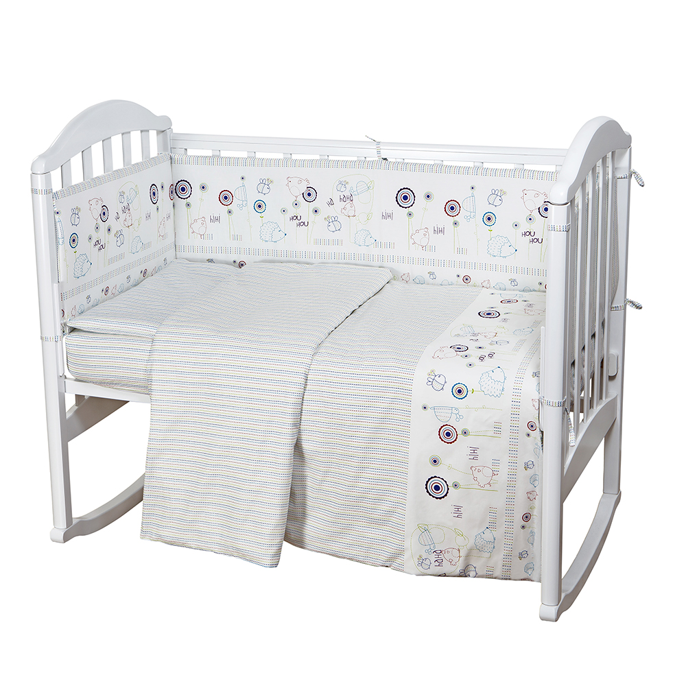 Baby Nice Комплект в кроватку Ежик цвет белыйН613-06 Baby Nice Комплект в кроватку Ежик цвет белыйН613-06Комплект в кроваткудля самых маленьких должен быть изготовлен только из самой качественной ткани, самой безопасной и гигиеничной, самой экологичнойи гипоаллергенной. Отлично подходит для кроваток малышей, которые часто двигаются во сне. Хлопковое волокно прекрасно переносит стирку, быстро сохнет и не требует особого ухода, не линяет и не вытягивается. Ткань прошла специальную обработку по умягчению, что сделало её невероятно мягкой и приятной к телу. (простынь 112х147, пододеяльник 112х147, наволочка 40х60, борт( 120х35-2 шт., 60х35-2 шт.) , одеяло с наполнителем файбер 110х140, подушка 40х60