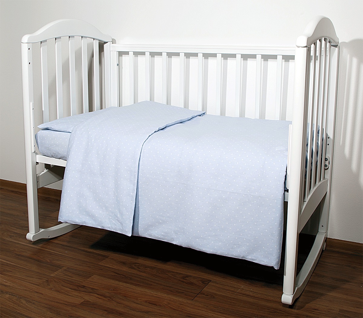 Baby Nice Комплект белья для новорожденных Горох цвет голубойС1112 Baby Nice Комплект белья для новорожденных Горох цвет голубойС1112Постельное бельё, сшито из качественной бязи импортного производства.Бельё не деформируется, цвет не выстирывается. наволочка 40х60, пододеяльник 112х147,простынь 110х147