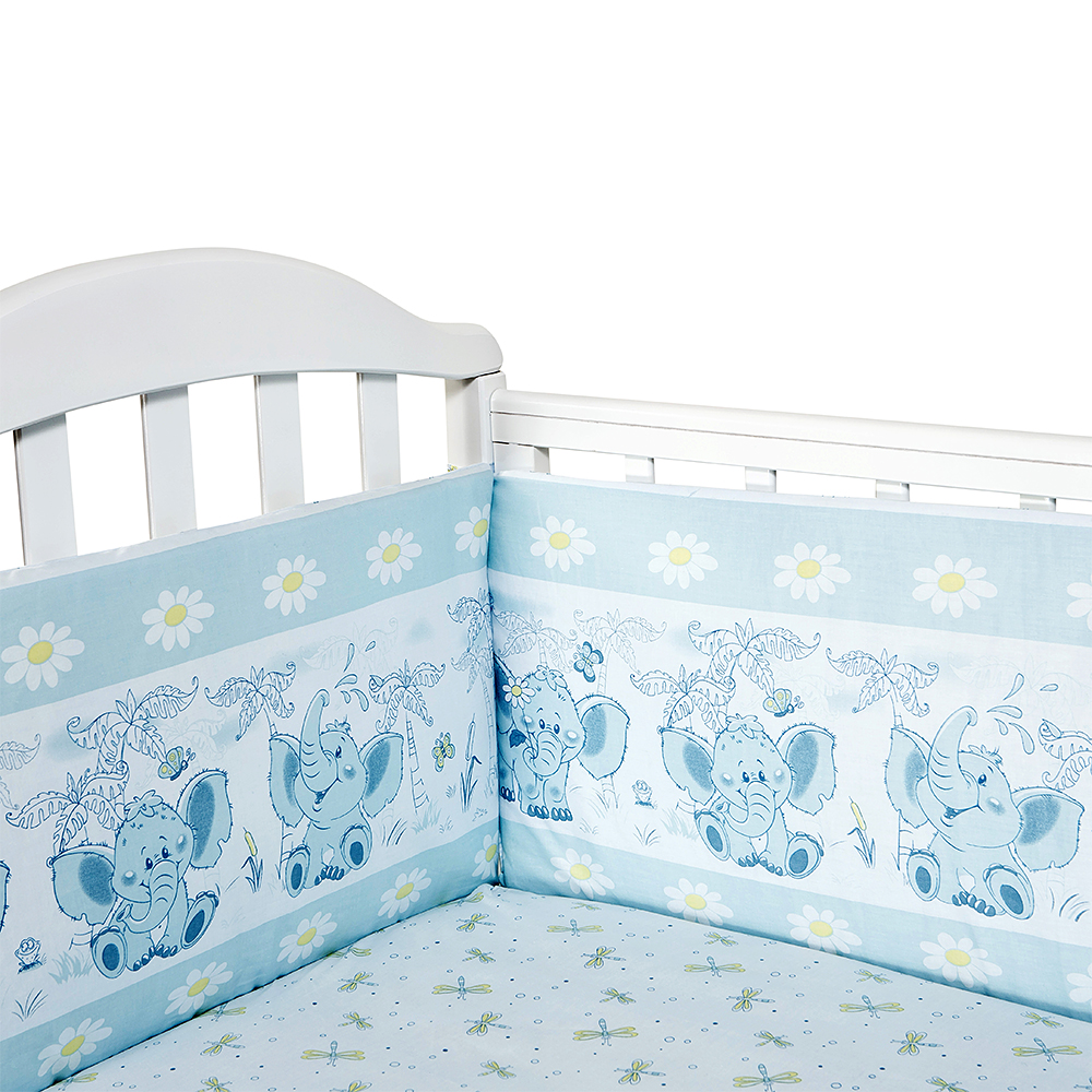 Baby Nice Бортик для кровати Слоненок цвет голубойS6152602 Baby Nice Бортик для кровати Слоненок цвет голубойS6152602Борт в кроватку (его ещё называют бампер) является отличной защитой малыша от сквозняков и ударов при поворотах в кроватке. Ткань верха: 100% хлопок, наполнитель: экологически чистый нетканый материал для мягкой мебели — периотек. Дизайны бортов сочетаются с дизайнами постельного белья, так что, можно самостоятельно сделать полный комплект, идеальный для сна. Борта в кроватку — мягкие удобные долговечные: надежная и эстетичная защита вашего ребенка! 4-е стороны: 120х35-2шт,60х35-2 шт.