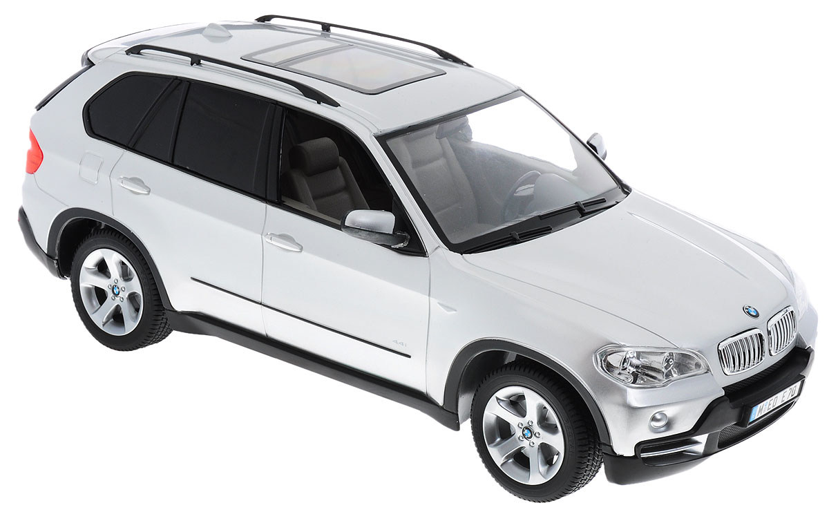 Rastar Радиоуправляемая модель BMW X5 цвет серебристый масштаб 1:1423200-1r Rastar Радиоуправляемая модель BMW X5 цвет серебристый масштаб 1:1423200-1rРадиоуправляемая модель Rastar BMW X5 предназначена для тех, кто любит роскошь и высокие скорости. Изделие выполнено из пластика с использованием металлических элементов. Это авто обладает неповторимым провокационным стилем и спортивным характером. Автомобиль отличается потрясающей маневренностью, динамикой и покладистостью. Выполнена машина в точной детализации с настоящим автомобилем в масштабе 1:14. Управление машинкой происходит с помощью пульта. Машина двигается вперед и назад, поворачивает направо, налево и останавливается. Имеются световые эффекты. Пульт управления работает на частоте 27 MHz. Колеса игрушки прорезинены и обеспечивают плавный ход, машинка не портит напольное покрытие. Радиоуправляемые игрушки способствуют развитию координации движений, моторики и ловкости. Ваш ребенок часами будет играть с моделью, придумывая различные истории и устраивая соревнования. Порадуйте его таким замечательным подарком! Машина работает от...