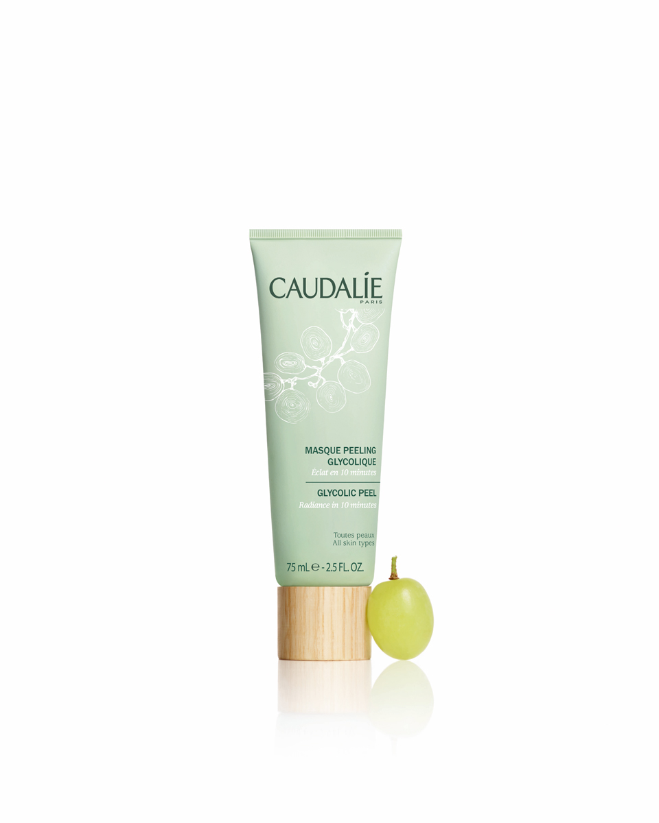 Caudalie Гликолевая маска-пилинг для лица 75мл181 Caudalie Гликолевая маска-пилинг для лица 75мл181Гликолевая маска-пилинг, помощник в создании идеальной кожи, подойдёт всем, кто не доволен цветом своего лица. Утром или сразу перед вечеринкой, подарите коже сияние без агрессивного на неё воздействия. За 10 минут эта маска подарит и гоммаж, и пилинг, придав коже свежий обновлённый вид. Формула содержит 85,7% ингредиентов натурального происхождения.