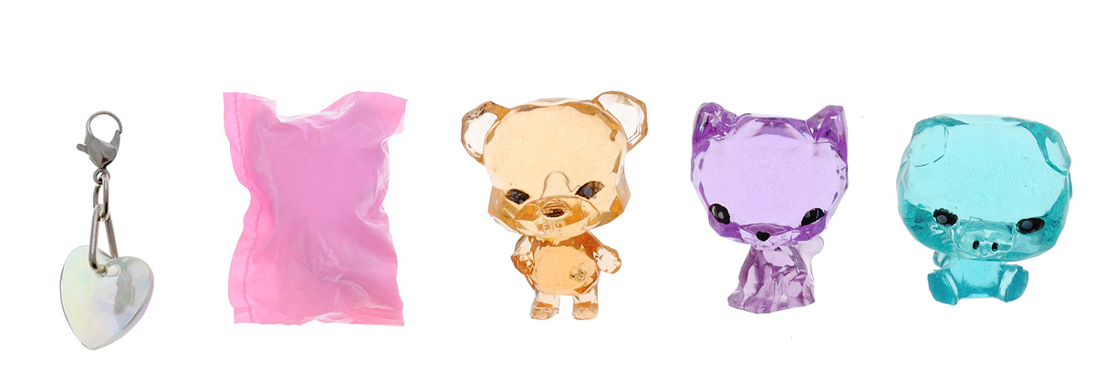 Crystal Surprise Набор фигурок Zing Sparkles Glitter Зверюшка-сюрприз цвет желтый фиолетовый голубой 4 шт45714 Crystal Surprise Набор фигурок Zing Sparkles Glitter Зверюшка-сюрприз цвет желтый фиолетовый голубой 4 шт45714Самые искристые, самые сияющие малютки-зверюшки собрались здесь, чтобы принести вам удачу! Когда на небе встает солнце вдогонку тающей луне, появляются зверьки Crystal Surprise. Возьмите их в руку - и почувствуете, как они приносят удачу. У каждого зверька Crystal Surprise есть свое предназначение, каждый из них станет вашим талисманом. Носите, дарите их. Соберите их всех, чтобы умножить их магические способности! В набор входят поросенок Zing, медведь Sparkles, котенок Glitter и фигурка-сюрприз. Предназначение фигурки Crystal Surprise Поросенок Zing – везение, предназначение фигурки Crystal Surprise Медведь Sparkles – придание уверенности, предназначение фигурки Crystal Surprise Котенок Glitter – приключения. В набор также входит подвеска на удачу.