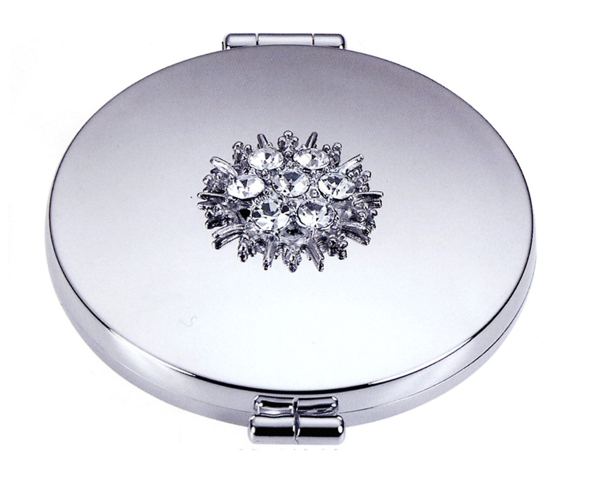 Janeke Зеркало карманное хромированное со стразами D73, CR448.09.549328 Janeke Зеркало карманное хромированное со стразами D73, CR448.09.549328Марка Janeke – мировой лидер по производству расчесок, щеток, маникюрных принадлежностей, зеркал и косметичек. Марка Janeke, основанная в 1830 году, вот уже почти 180 лет поддерживает непревзойденное качество своей продукции, сочетая новейшие технологии с традициями ста- рых миланских мастеров. Все изделия на 80% производятся вручную, а инновационные технологии и современные материалы делают продукцию марки поистине уникальной. Стильный и эргономичный дизайн, яркие цветовые решения – все это приносит истин- ное удовольствие от использования аксессуаров Janeke. Компактные зеркала Janeke имеют линзы с обычным и трехкратным увеличением, которые позволяют быстро и легко поправить макияж в дороге. А благодаря стильному дизайну и миниатюрному размеру компактное зеркало Janeke станет любимым аксессуаром любой женщины.