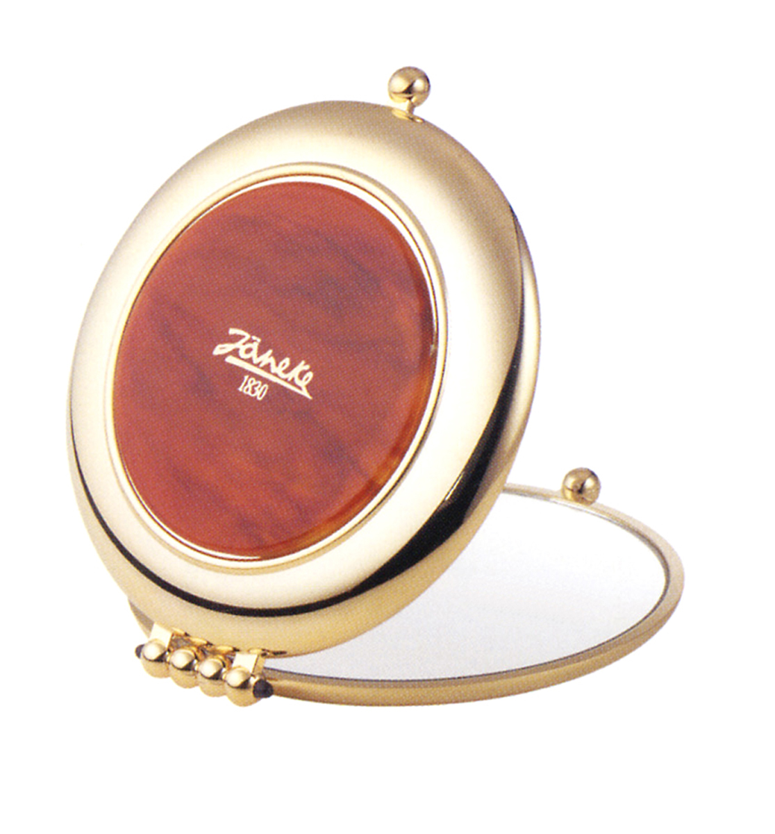 Janeke Зеркало карманное, линзы ZEISS, позолоченное D90, AU453.3 DBL.573236 Janeke Зеркало карманное, линзы ZEISS, позолоченное D90, AU453.3 DBL.573236Марка Janeke – мировой лидер по производству расчесок, щеток, маникюрных принадлежностей, зеркал и косметичек. Марка Janeke, основанная в 1830 году, вот уже почти 180 лет поддерживает непревзойденное качество своей продукции, сочетая новейшие технологии с традициями ста- рых миланских мастеров. Все изделия на 80% производятся вручную, а инновационные технологии и современные материалы делают продукцию марки поистине уникальной. Стильный и эргономичный дизайн, яркие цветовые решения – все это приносит истин- ное удовольствие от использования аксессуаров Janeke. Компактные зеркала Janeke имеют линзы с обычным и трехкратным увеличением, которые позволяют быстро и легко поправить макияж в дороге. А благодаря стильному дизайну и миниатюрному размеру компактное зеркало Janeke станет любимым аксессуаром любой женщины.