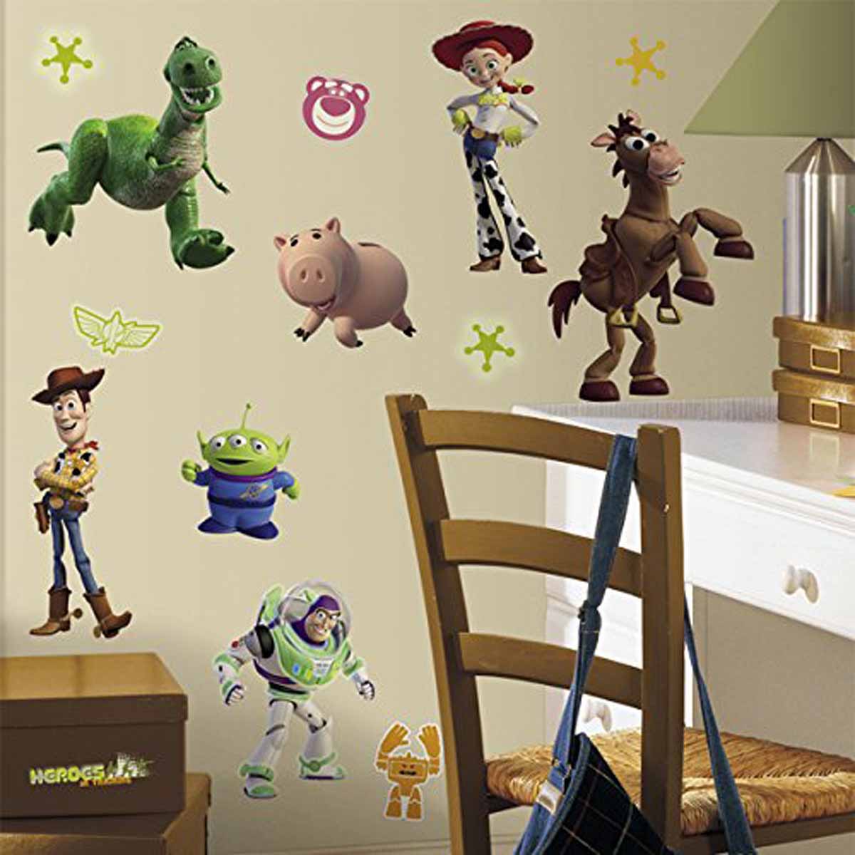 RoomMates Наклейки для декора История игрушек 3RMK1428SCS RoomMates Наклейки для декора История игрушек 3RMK1428SCSНаклейки для декора История игрушек 3: большой побег от знаменитого производителя RoomMates станут украшением вашей квартиры! Придайте комнате оригинальный и веселый вид с новым набором наклеек для декора, который светится в темноте! Наклейки, входящие в набор, изображают основных персонажей знаменитого мультфильма История игрушек 3: Большой побег. Некоторые из стикеров светятся в темноте! Всего в наборе 34 стикера. Наклейки не нужно вырезать - их следует просто отсоединить от защитного слоя и поместить на стену или любую другую плоскую гладкую поверхность. Наклейки многоразовые: их легко переклеивать и снимать со стены, они не оставляют липких следов на поверхности. В каждой индивидуальной упаковке вы можете найти 4 листа с различными наклейками! Таким образом, покупая наклейки фирмы RoomMates, вы получаете гораздо больший ассортимент наклеек, имея возможность украсить ими различные поверхности в доме.