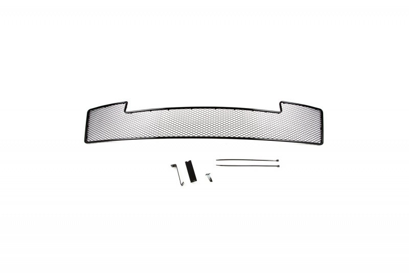 Сетка на бампер внешняя Novline-Autofamily, для NISSAN Tiida 2013-201501-390713-15B Сетка на бампер внешняя Novline-Autofamily, для NISSAN Tiida 2013-201501-390713-15BВ отличие от универсальных сеток, данный продукт разрабатывается индивидуально под каждый бампер автомобиля. Внешняя защитная сетка радиатора полностью повторяет геометрию решетки бампера и гармонично вписывается в общий стиль автомобиля. При создании продукта мы учли как потребности автомобилистов, для которых важна исключительно защитная функция, так и автолюбителей, которые ищут способы подчеркнуть или создать новый стиль своего авто. Функциональность, тюнинг, или и то, и другое? Выбор только за вами. Сетка для защиты радиатора изготовлена из антикоррозионного материала, что гарантирует отсутствие ржавчины в процессе эксплуатации. Простая установка делает этот продукт необыкновенно удобным. В отличие от универсальных сеток, для установки которых требуется снятие бампера, то есть наличие специализированных навыков и дополнительного оборудования (подъемник и так далее), для установки этого продукта понадобится 20 минут времени и отвертка.