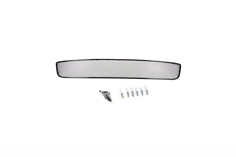 Сетка на бампер внешняя Novline-Autofamily, для VW Golf VI 2008-201301-530108-15B Сетка на бампер внешняя Novline-Autofamily, для VW Golf VI 2008-201301-530108-15BВ отличие от универсальных сеток, данный продукт разрабатывается индивидуально под каждый бампер автомобиля. Внешняя защитная сетка радиатора полностью повторяет геометрию решетки бампера и гармонично вписывается в общий стиль автомобиля. При создании продукта мы учли как потребности автомобилистов, для которых важна исключительно защитная функция, так и автолюбителей, которые ищут способы подчеркнуть или создать новый стиль своего авто. Функциональность, тюнинг, или и то, и другое? Выбор только за вами. Сетка для защиты радиатора изготовлена из антикоррозионного материала, что гарантирует отсутствие ржавчины в процессе эксплуатации. Простая установка делает этот продукт необыкновенно удобным. В отличие от универсальных сеток, для установки которых требуется снятие бампера, то есть наличие специализированных навыков и дополнительного оборудования (подъемник и так далее), для установки этого продукта понадобится 20 минут времени и отвертка.