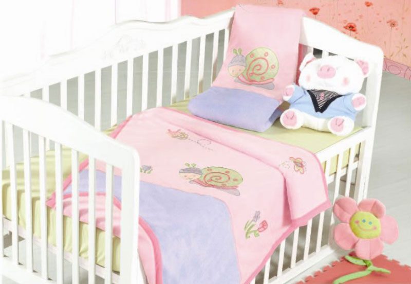 Плед детский Arya Snail, 105 см х 130 смF0007764 Плед детский Arya Snail, 105 см х 130 смF0007764Плед Arya серии Детский создан из микрофибры, украшен вышивкой и аппликацией. Микрофибра - это материал высочайшего качества, изготовленный из сложных микроволокон, который по ощущениям напоминает велюр и является невероятно мягким. Ткань из микрофибры - дышащая, очень устойчива к загрязнениям и пятнам. Долго сохраняет свой высококачественный внешний вид и мягкость. Радостные аппликации и вышивка создадут уютный дизайн в детской. Компания Arya- производитель пледа, является признанным турецким лидером на рынке постельных принадлежностей и текстиля для дома. Поэтому вы можете быть уверены, что приобретенные текстильные изделия доставит вам и вашим близким удовольствие.