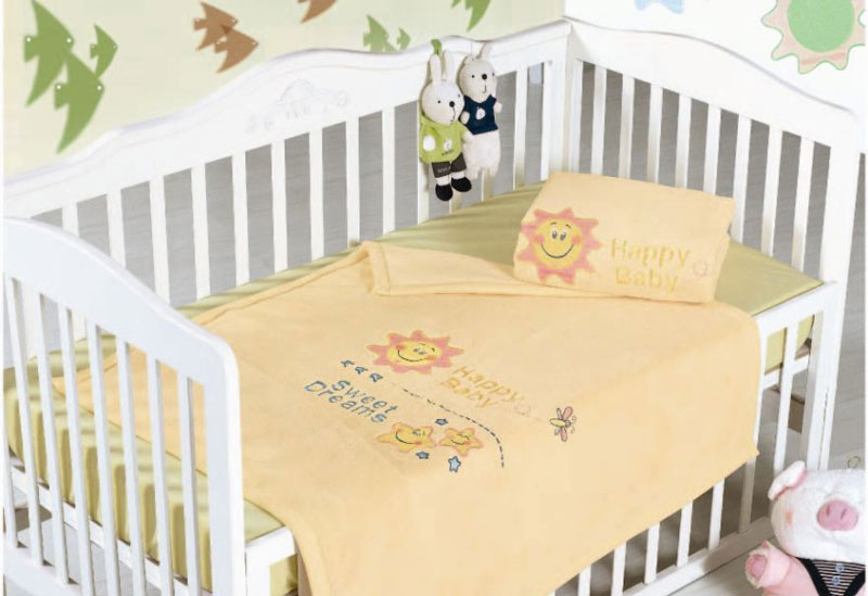 Плед детский Arya Sun, 105 см х 130 смF0007765 Плед детский Arya Sun, 105 см х 130 смF0007765Плед Arya серии Детский создан из микрофибры, украшен вышивкой и аппликацией. Микрофибра - это материал высочайшего качества, изготовленный из сложных микроволокон, который по ощущениям напоминает велюр и является невероятно мягким. Ткань из микрофибры- дышащая, очень устойчива к загрязнениям и пятнам. Долго сохраняет свой высококачественный внешний вид и мягкость. Радостные аппликации и вышивка создадут уютный дизайн в детской. Компания Arya- производитель пледа, является признанным турецким лидером на рынке постельных принадлежностей и текстиля для дома. Поэтому вы можете быть уверены, что приобретенные текстильные изделия доставит вам и Вашим близким удовольствие