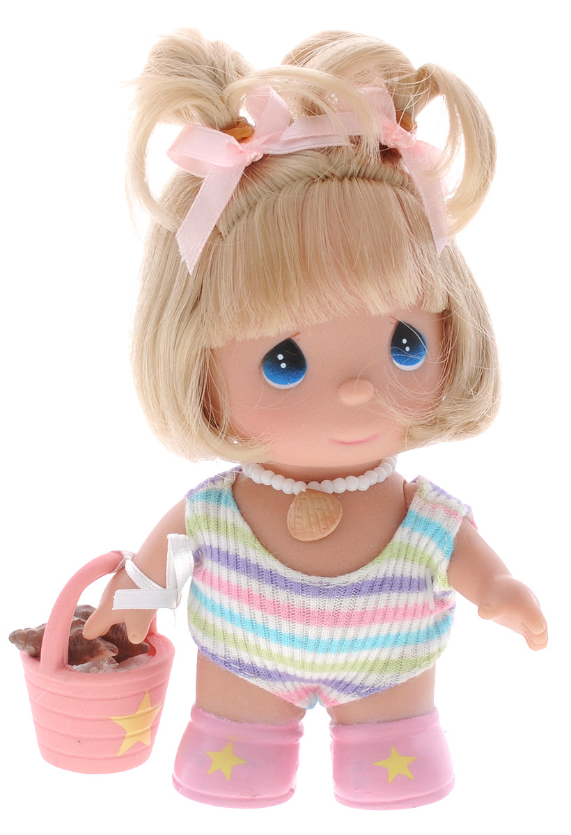 Precious Moments Мини-кукла Август5370 Precious Moments Мини-кукла Август5370Какие же милые эти куколки Precious Moments. Создатель этих очаровательных крошек настоящая волшебница - Линда Рик - оживила свои творения, каждая кукла обрела свой милый и неповторимый образ. Эти крошки могут сопровождать вас в чудесных странствиях и сделать каждый момент вашей жизни незабываемым! Мини-кукла Август одета в полосатый купальник. На шее у нее красуется ожерелье с ракушкой. Волосы у куколки светлые, украшенные двумя розовыми ленточками. В руке куколка держит корзинку с ракушками. У девочки большие синие глаза. Благодаря играм с куклой, ваша малышка сможет развить фантазию и любознательность, овладеть навыками общения и научиться ответственности. Порадуйте свою принцессу таким прекрасным подарком!