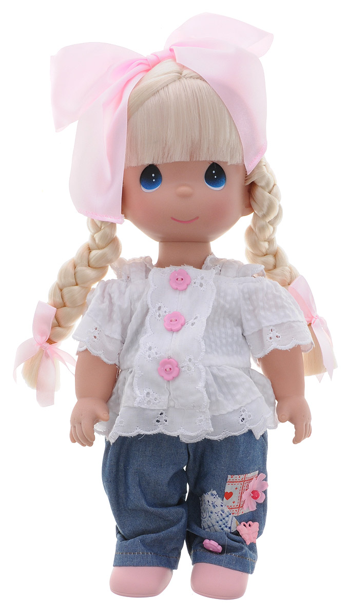Precious Moments Кукла Милашка4719 Precious Moments Кукла Милашка4719Коллекция кукол Precious Moments ростом выше 30 см насчитывает на сегодняшний день более 600 видов. Куклы изготавливаются из качественного, безопасного материала и имеют пять базовых точек артикуляции. Каждый год в коллекцию добавляются все новые и новые модели. Каждая кукла имеет свой неповторимый образ и характер. Она может быть подарком на память о каком-либо событии в жизни. Куклы выполнены с любовью и нежностью, которую дарит нам известная волшебница - создатель кукол Линда Рик! Кукла Милашка одета в синие джинсы и белую рубашку. На ногах куклы - розовые туфли. Вся одежда у куклы съемная. Светлые волосы девочки, заплетенные в две косички, украшены розовыми бантиками. У Милашки большие синие глаза. Игра с куклой разовьет в вашей малышке чувство ответственности и заботы. Порадуйте свою принцессу таким великолепным подарком!