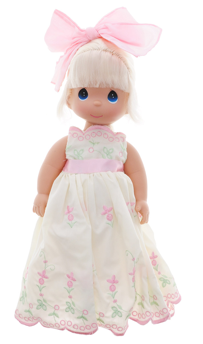 Precious Moments Кукла Завтрашний день цвет волос светлый4698 Precious Moments Кукла Завтрашний день цвет волос светлый4698Коллекция кукол Precious Moments ростом выше 30 см насчитывает на сегодняшний день более 600 видов. Куклы изготавливаются из качественного, безопасного материала и имеют пять базовых точек артикуляции. Каждый год в коллекцию добавляются все новые и новые модели. Каждая кукла имеет свой неповторимый образ и характер. Она может быть подарком на память о каком-либо событии в жизни. Куклы выполнены с любовью и нежностью, которую дарит нам известная волшебница - создатель кукол Линда Рик! Кукла Завтрашний день одета в платье молочного цвета, украшенное вышивкой и большим бантом. Под платьем у куклы - белые панталоны, на ногах - туфли в цвет платья. Вся одежда у куклы съемная. Волосы куколки светлые, заплетены в косу и украшены розовым бантиком. У девочки большие глаза синего цвета. Игра с куклой разовьет в вашей малышке чувство ответственности и заботы. Порадуйте свою принцессу таким великолепным подарком!