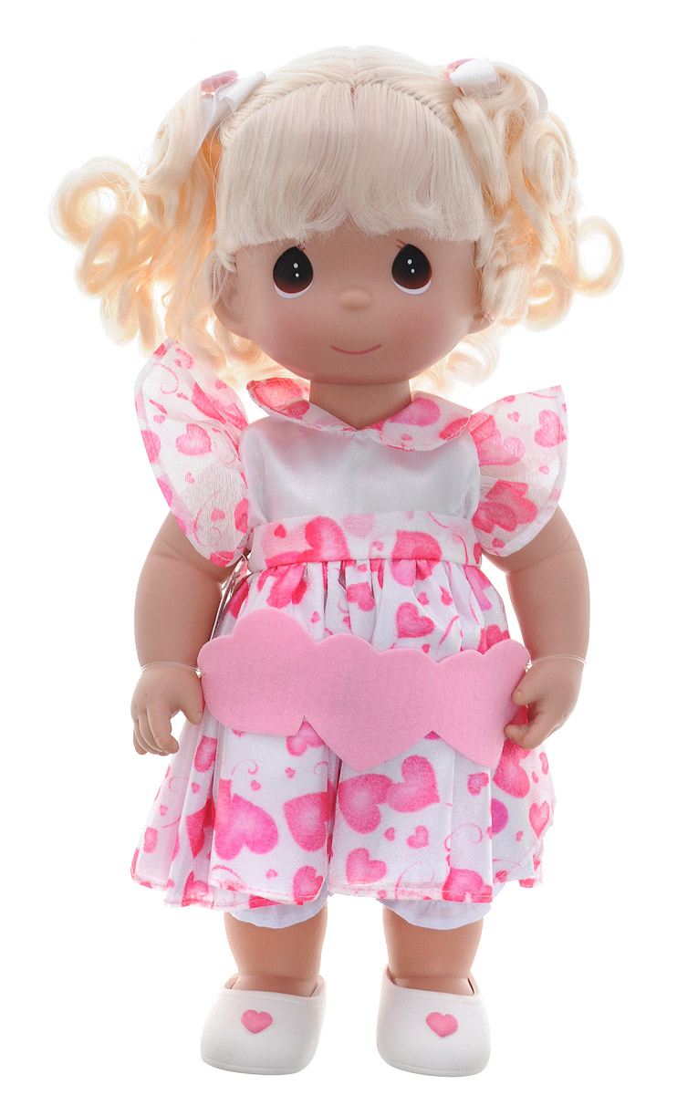 Precious Moments Кукла Сердце блондинка4525 Precious Moments Кукла Сердце блондинка4525Коллекция кукол Precious Moments ростом выше 30 см насчитывает на сегодняшний день более 600 видов. Куклы изготавливаются из качественного, безопасного материала и имеют пять базовых точек артикуляции. Каждый год в коллекцию добавляются все новые и новые модели. Каждая кукла имеет свой неповторимый образ и характер. Она может быть подарком на память о каком-либо событии в жизни. Куклы выполнены с любовью и нежностью, которую дарит нам известная волшебница - создатель кукол Линда Рик! Кукла Сердце одета в белое платье с розовыми сердечками. Под платьем надеты белые панталоны, на ногах куклы - белые туфельки. Вся одежда у куклы съемная. Волосы убраны в два хвоста и украшены ленточками. На милом личике куклы большие карие глаза. Игра с куклой разовьет в вашей малышке чувство ответственности и заботы. Порадуйте свою принцессу таким великолепным подарком!