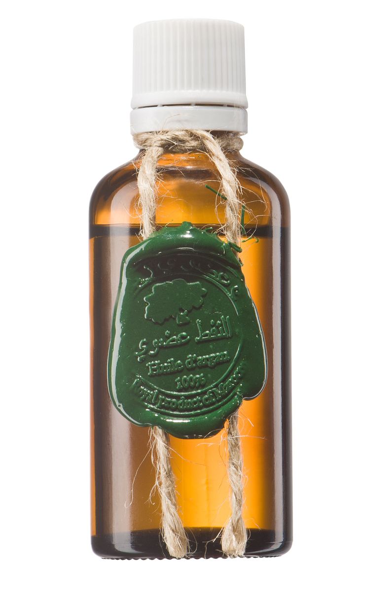 Huilargan Аргановое масло, 50 мл2990000003843 Huilargan Аргановое масло, 50 мл2990000003843Аргановое масло «Huilargan» – лучшее средство по уходу за волосами, делает их здоровыми, блестящими, ухоженными, наполняет влагой, жизненной силой и восполняет структуру волоса. Обладает волшебным регенерирующим свойством и незаменимо для кончиков. Масло Арганы отличное средство для ухода за кожей лица и шеи, обладает даже легким лифтинг эффектом, борется с растяжками (клинически доказано), используется для ухода за руками и кутикулой. Полезные свойства можно перечислять бесконечно, просто возьмите и попробуйте! А эффект вас приятно удивит!!! Масло арганы густой консистенции, богатое витаминами, с высокой проникающей способностью и регенерирующими свойствами. Свойство масла арганы бороться со свободными радикалами и препятствовать старению кожи сделало его таким же распространённым средством по борьбе со старением, как ботокс. В масле арганы содержится рекордное количество витамина Е и каротина (формы витамина А). Оба этих витамина являются важными компонентами, влияющими на...