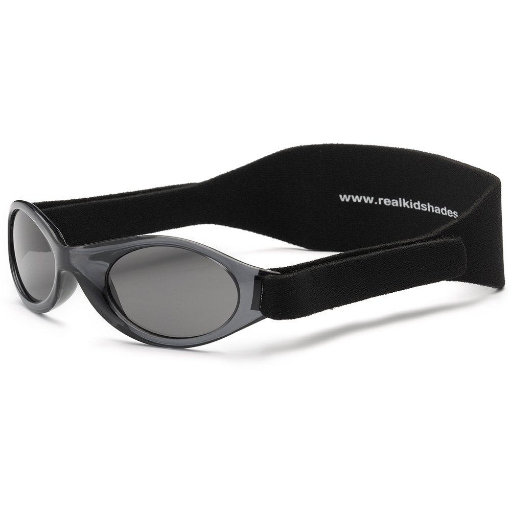 Real Kids Shades 024BLACK Очки солнцезащитные детские024BLACK Real Kids Shades 024BLACK Очки солнцезащитные детские024BLACKБезопасные детские солнцезащитные очки Real Kids Shades Shades серии My First Shades, для детей с рождения до двух лет (обхват головы от 41 до 47 см). Обеспечивают 100% защиту от ультрафиолетовых лучей (UVA и UVB) до 400 нанометров, категория защиты 3. Хит продаж, потому что очень удобны. Компания Real Kids Shades Shades (США) создает детские солнцезащитные очки ориентируясь на подвижный образ жизни детей и с учетом того, что детские глаза более уязвимы, сильнее страдают от воздействия ультрафиолетовых лучей. Отдельное внимание уделено тому, чтобы очки хорошо сидели. Малыши могут кататься на качелях, висеть вверх ногами, плавать и играть без боязни того, что очки слетят в самый неподходящий момент. Эластичный регулируемый неопреновый ремешок не пережимает голову, очки прочно держатся и не создают неудобств ребенку, в них можно даже спать. Очки серии My First Shades не тонут, так что даже в воде они не потеряются. Не бьются. Профессиональные линзы и оправа из...
