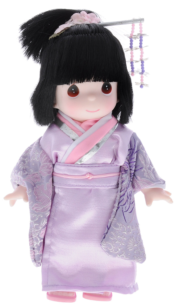 Precious Moments Кукла Масуми Япония3502 Precious Moments Кукла Масуми Япония3502Коллекция кукол Precious Moments насчитывает на сегодняшний день более 600 видов. Куклы изготавливаются из качественного, безопасного материала и имеют пять базовых точек артикуляции. Каждый год в коллекцию добавляются все новые и новые модели. Каждая кукла имеет свой неповторимый образ и характер. Она может быть подарком на память о каком-либо событии в жизни. Куклы выполнены с любовью и нежностью, которую дарит нам известная волшебница - создатель кукол Линда Рик! Коллекционная кукла Масуми (Япония) с темными волосами одета в национальное японское кимоно светло-сиреневого цвета с восточными узорами. У куклы милое личико с большими карими глазами. На голове японское украшение для волос - канзаши. Вся одежда съемная. Вашей дочурке непременно понравится расчесывать волосы куклы, придумывая различные прически. Кукла научит ребенка взаимодействовать с окружающими, а также поспособствует развитию воображения, логики и тактильного восприятия. Кукла станет отличным...