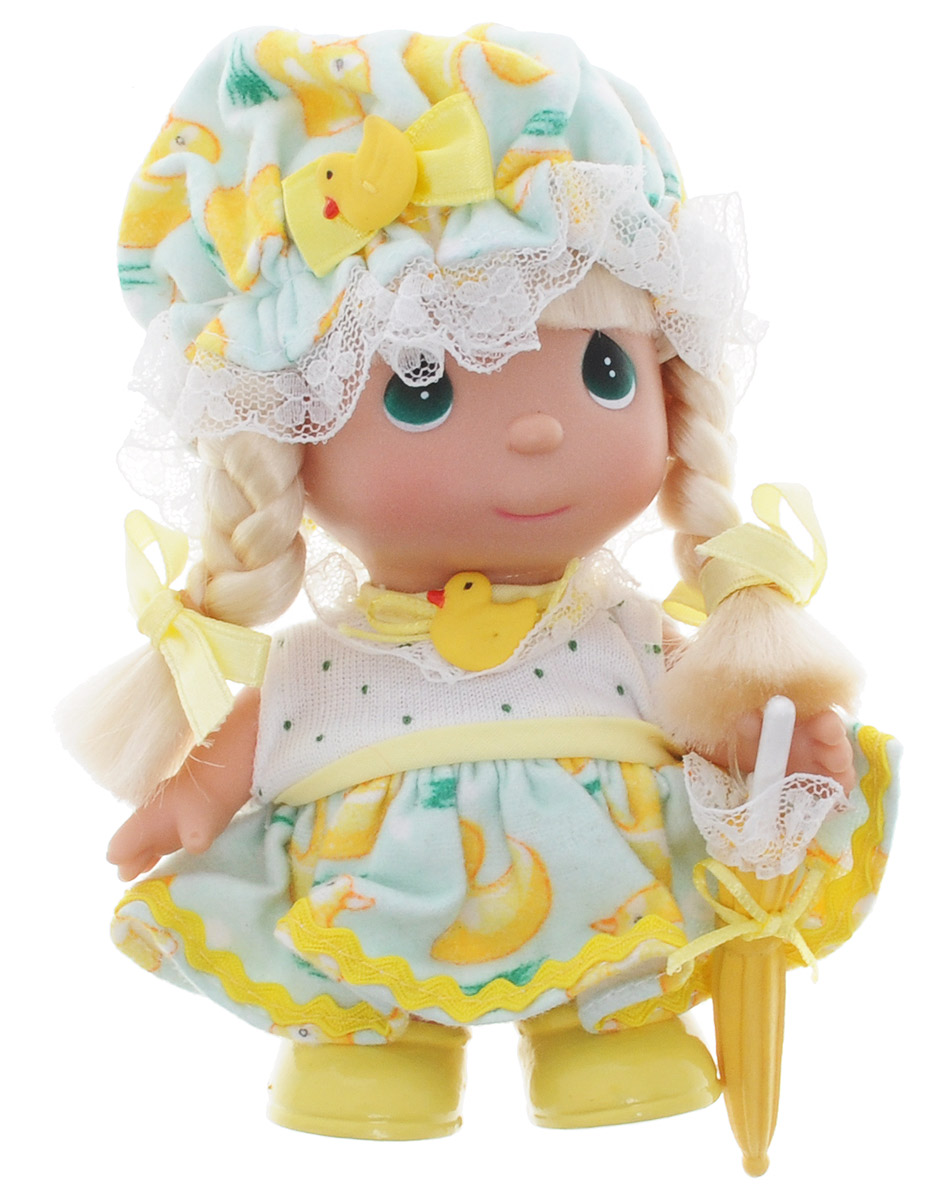 Precious Moments Мини-кукла Апрель5366 Precious Moments Мини-кукла Апрель5366Какие же милые эти куколки Precious Moments. Создатель этих очаровательных крошек настоящая волшебница - Линда Рик - оживила свои творения, каждая кукла обрела свой милый и неповторимый образ. Эти крошки могут сопровождать вас в чудесных странствиях и сделать каждый момент вашей жизни незабываемым! Мини-кукла Апрель станет отличным подарком для любой девочки на день рождения или другой праздник. Куколка одета в легкий костюм и шапочку, украшенные изображением уточек. Светлые волосы куклы заплетены в две косички. На милом личике большие зеленые глаза. В руке у куколки зонтик желтого цвета. Благодаря играм с куклой, ваша малышка сможет развить фантазию и любознательность, овладеть навыками общения и научиться ответственности.