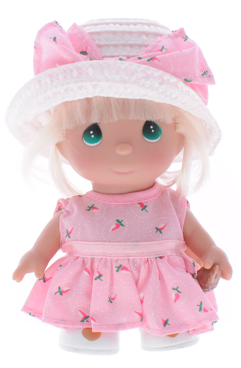 Precious Moments Мини-кукла Июнь5368 Precious Moments Мини-кукла Июнь5368Какие же милые эти куколки Precious Moments. Создатель этих очаровательных крошек настоящая волшебница - Линда Рик - оживила свои творения, каждая кукла обрела свой милый и неповторимый образ. Эти крошки могут сопровождать вас в чудесных странствиях и сделать каждый момент вашей жизни незабываемым! Мини-кукла Июнь одета в розовое платье и белую шляпку. Длинные светлые волосы куклы заплетены в тугую косу. В руке у куклы ракушка. У девочки большие зеленые глаза. Благодаря играм с куклой, ваша малышка сможет развить фантазию и любознательность, овладеть навыками общения и научиться ответственности. Порадуйте свою принцессу таким прекрасным подарком!
