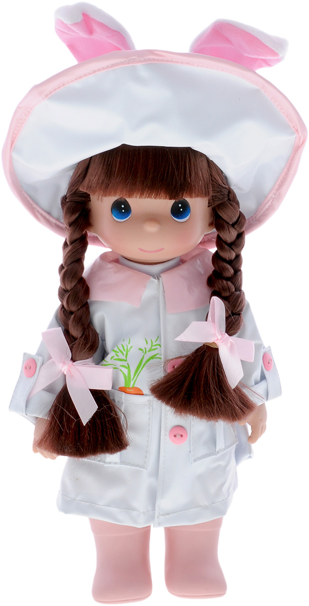 Precious Moments Кукла Дождь и солнце Друзья4653 Precious Moments Кукла Дождь и солнце Друзья4653Коллекция кукол Precious Moments ростом выше 30 см насчитывает на сегодняшний день более 600 видов. Куклы изготавливаются из качественного, безопасного материала и имеют пять базовых точек артикуляции. Каждый год в коллекцию добавляются все новые и новые модели. Каждая кукла имеет свой неповторимый образ и характер. Она может быть подарком на память о каком- либо событии в жизни. Куклы выполнены с любовью и нежностью, которую дарит нам известная волшебница - создатель кукол Линда Рик! Милая кукла Дождь и солнце. Друзья очарует вас и вашу дочурку с первого взгляда! Куколка одета в белую кофточку, розовые штанишки, а поверх белый плащ. На ножках - розовые сапожки. Дополнением к образу служит шляпка с ушками и мордочкой зайчика. Темные волосы заплетены в две косички и украшены атласными бантиками. На милом личике большие синие глаза. Вся одежда куклы съемная. Игры с куклой способствуют эмоциональному развитию ребенка, а также помогают формировать ...