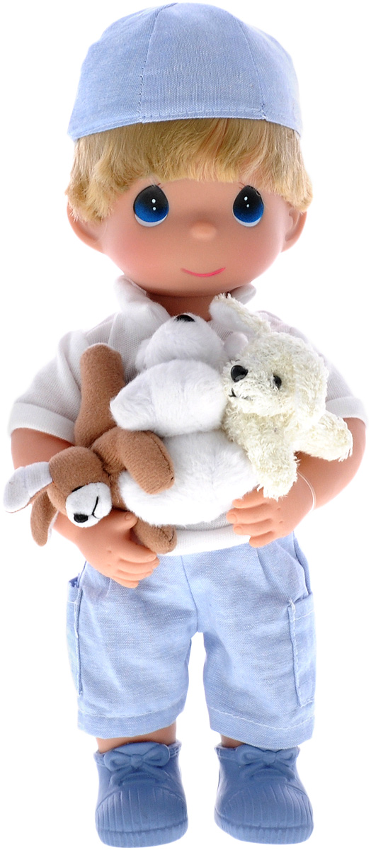 Precious Moments Кукла Мальчик и щенки4652 Precious Moments Кукла Мальчик и щенки4652Коллекция кукол Precious Moments ростом выше 30 см насчитывает на сегодняшний день более 600 видов. Куклы изготавливаются из качественного, безопасного материала и имеют пять базовых точек артикуляции. Каждый год в коллекцию добавляются все новые и новые модели. Каждая кукла имеет свой неповторимый образ и характер. Она может быть подарком на память о каком-либо событии в жизни. Куклы выполнены с любовью и нежностью, которую дарит нам известная волшебница - создатель кукол Линда Рик! Кукла Мальчик одета в голубые штаны и белую футболку, на ногах - синие ботинки. На голове куклы - голубая бейсболка. Вся одежда у куклы съемная. В руках малыш держит трех щенков. Игра с куклой разовьет в вашей малышке чувство ответственности и заботы. Порадуйте свою принцессу таким великолепным подарком!
