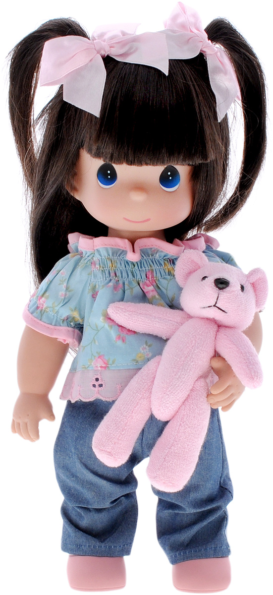 Precious Moments Кукла Мои объятия тебе4633 Precious Moments Кукла Мои объятия тебе4633Коллекция кукол Precious Moments ростом выше 30 см насчитывает на сегодняшний день более 600 видов. Куклы изготавливаются из качественного, безопасного материала и имеют пять базовых точек артикуляции. Каждый год в коллекцию добавляются все новые и новые модели. Каждая кукла имеет свой неповторимый образ и характер. Она может быть подарком на память о каком-либо событии в жизни. Куклы выполнены с любовью и нежностью, которую дарит нам известная волшебница - создатель кукол Линда Рик! Кукла Мои объятия тебе одета в джинсы, легкую кофточку и розовые туфли. У куклы длинные темные волосы, украшенные двумя розовыми бантиками, и большие синие глаза. Одежда у куклы съемная. В руках девочка держит мягкую игрушку. Игра с куклой разовьет в вашей малышке чувство ответственности и заботы. Порадуйте свою принцессу таким великолепным подарком!