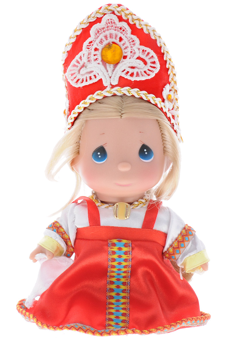 Precious Moments Мини-кукла Машенька8409 Precious Moments Мини-кукла Машенька8409Какие же милые эти куколки Precious Moments. Создатель этих очаровательных крошек настоящая волшебница - Линда Рик - оживила свои творения, каждая кукла обрела свой милый и неповторимый образ. Эти крошки могут сопровождать вас в чудесных странствиях и сделать каждый момент вашей жизни незабываемым! Мини-кукла Машенька выполнена в русско-народном стиле. Куколка одета в красное платье, на голове у нее - расписной кокошник. Длинные светлые волосы куклы убраны в косичку. У девочки большие синие глаза. В руках Машенька держит белый платочек. Благодаря играм с куклой, ваша малышка сможет развить фантазию и любознательность, овладеть навыками общения и научиться ответственности. Порадуйте свою принцессу таким прекрасным подарком!