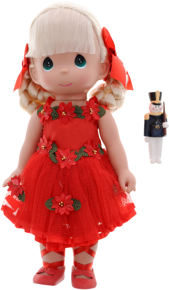Precious Moments Кукла Танец радости4770 Precious Moments Кукла Танец радости4770Коллекция кукол Precious Moments ростом выше 30 см насчитывает на сегодняшний день более 600 видов. Куклы изготавливаются из качественного, безопасного материала и имеют пять базовых точек артикуляции. Каждый год в коллекцию добавляются все новые и новые модели. Каждая кукла имеет свой неповторимый образ и характер. Она может быть подарком на память о каком-либо событии в жизни. Куклы выполнены с любовью и нежностью, которую дарит нам известная волшебница - создатель кукол Линда Рик! Кукла Танец радости одета в красное платье и красные туфли. У куклы светлые волосы, заплетенные в косички, и большие зеленые глаза. Вся одежда у куклы съемная. В руках девочка держит фигурку солдатика. Игра с куклой разовьет в вашей малышке чувство ответственности и заботы. Порадуйте свою принцессу таким великолепным подарком!