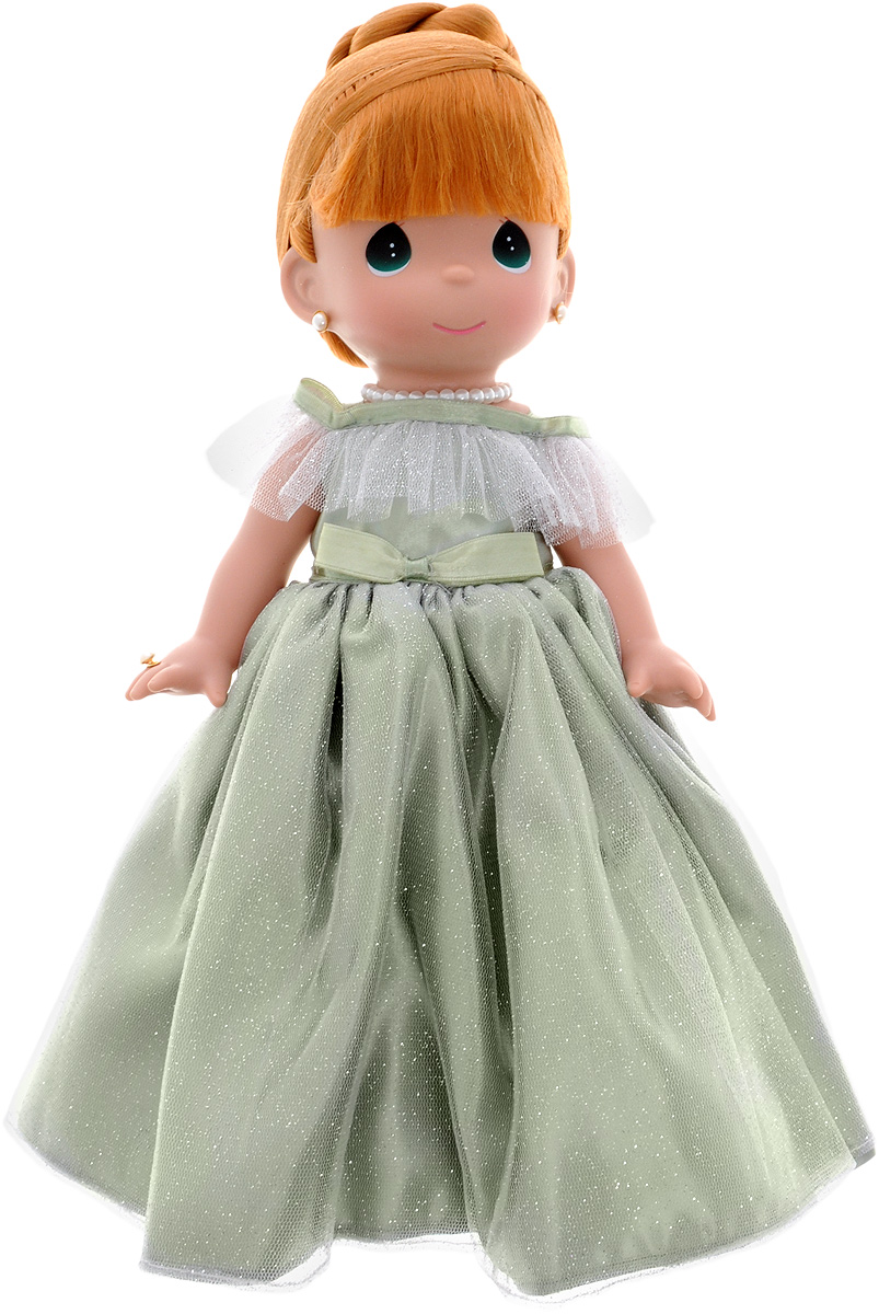 Precious Moments Кукла Самая красивая цвет волос рыжий4763 Precious Moments Кукла Самая красивая цвет волос рыжий4763Коллекция кукол Precious Moments ростом выше 30 см насчитывает на сегодняшний день более 600 видов. Куклы изготавливаются из качественного, безопасного материала и имеют пять базовых точек артикуляции. Каждый год в коллекцию добавляются все новые и новые модели. Каждая кукла имеет свой неповторимый образ и характер. Она может быть подарком на память о каком-либо событии в жизни. Куклы выполнены с любовью и нежностью, которую дарит нам известная волшебница - создатель кукол Линда Рик! Кукла Самая красивая одета в шикарное зеленое платье с пышной юбкой, покрытое блестками. На ногах - туфельки в цвет платья. Рыжие волосы куклы убраны в вечернюю прическу. Вся одежда у куклы съемная. Очаровательный образ дополняют украшения - ожерелье, сережки и кольцо. Игра с куклой разовьет в вашей малышке чувство ответственности и заботы. Порадуйте свою принцессу таким великолепным подарком!