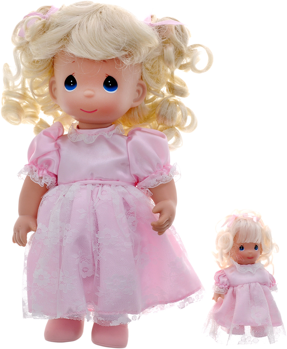 Precious Moments Кукла Такая же как я блондинка4611 Precious Moments Кукла Такая же как я блондинка4611Коллекция кукол Precious Moments ростом выше 30 см насчитывает на сегодняшний день более 600 видов. Куклы изготавливаются из качественного, безопасного материала и имеют пять базовых точек артикуляции. Каждый год в коллекцию добавляются все новые и новые модели. Каждая кукла имеет свой неповторимый образ и характер. Она может быть подарком на память о каком-либо событии в жизни. Куклы выполнены с любовью и нежностью, которую дарит нам известная волшебница - создатель кукол Линда Рик! Коллекционная кукла Такая же, как я с темными волосами одета в атласное платье светло-зеленого цвета, украшенное кружевом. У куклы милое личико с большими карими глазами. Вся одежда съемная. В комплекте с куклой идет ее игрушка - маленькая куколка, одетая так же, как она. Вашей дочурке непременно понравится расчесывать волосы куклы, придумывая различные прически. Кукла научит ребенка взаимодействовать с окружающими, а также поспособствует развитию воображения, логики и тактильного...