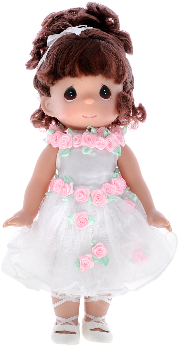 Precious Moments Кукла Танец в сердце брюнетка4604 Precious Moments Кукла Танец в сердце брюнетка4604Коллекция кукол Precious Moments ростом выше 30 см насчитывает на сегодняшний день более 600 видов. Куклы изготавливаются из качественного, безопасного материала и имеют пять базовых точек артикуляции. Каждый год в коллекцию добавляются все новые и новые модели. Каждая кукла имеет свой неповторимый образ и характер. Она может быть подарком на память о каком-либо событии в жизни. Куклы выполнены с любовью и нежностью, которую дарит нам известная волшебница - создатель кукол Линда Рик! Кукла Танец в сердце одета в белое бальное платье, украшенное розовыми цветами. Темные волосы куклы забраны в вечернюю прическу. Вся одежда у куклы съемная. У девочки большие карие глаза. Игра с куклой разовьет в вашей малышке чувство ответственности и заботы. Порадуйте свою принцессу таким великолепным подарком!