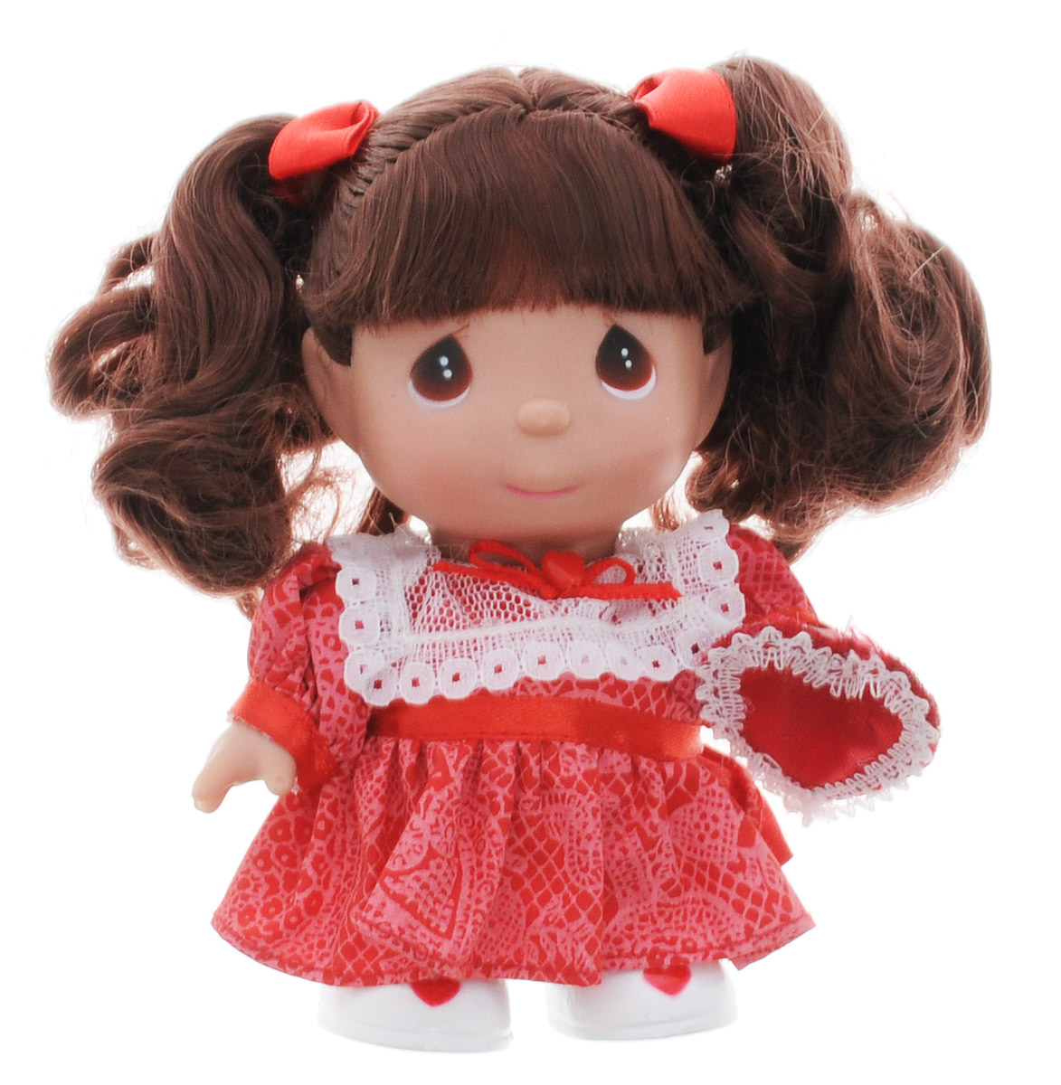 Precious Moments Мини-кукла Февраль5364 Precious Moments Мини-кукла Февраль5364Какие же милые эти куколки Precious Moments. Создатель этих очаровательных крошек настоящая волшебница - Линда Рик - оживила свои творения, каждая кукла обрела свой милый и неповторимый образ. Эти крошки могут сопровождать вас в чудесных странствиях и сделать каждый момент вашей жизни незабываемым! Мини-кукла Февраль одета в нарядное красное платье. У девочки большие карие глазки и темные волосы, заплетенные в два хвостика. В руке куколка держит сердечко. Благодаря играм с куклой, ваша малышка сможет развить фантазию и любознательность, овладеть навыками общения и научиться ответственности. Порадуйте свою принцессу таким прекрасным подарком!