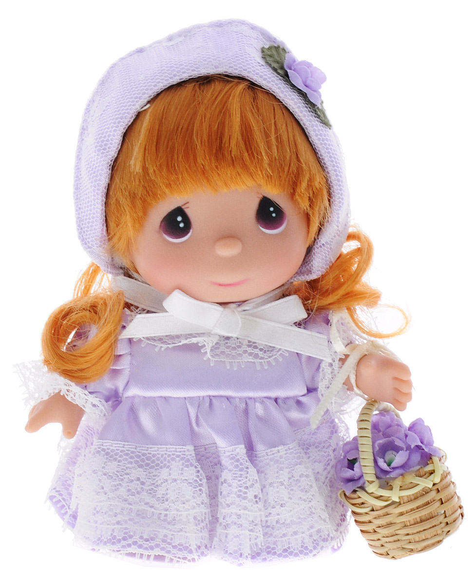 Precious Moments Мини-кукла Май5367 Precious Moments Мини-кукла Май5367Какие же милые эти куколки Precious Moments. Создатель этих очаровательных крошек настоящая волшебница - Линда Рик - оживила свои творения, каждая кукла обрела свой милый и неповторимый образ. Эти крошки могут сопровождать вас в чудесных странствиях и сделать каждый момент вашей жизни незабываемым! Мини-кукла Май одета в сиреневое платье и сиреневую шляпку. У куклы рыжие волнистые волосы и большие темные глаза. В руке куколка держит корзину с цветами. Благодаря играм с куклой, ваша малышка сможет развить фантазию и любознательность, овладеть навыками общения и научиться ответственности. Порадуйте свою принцессу таким прекрасным подарком!