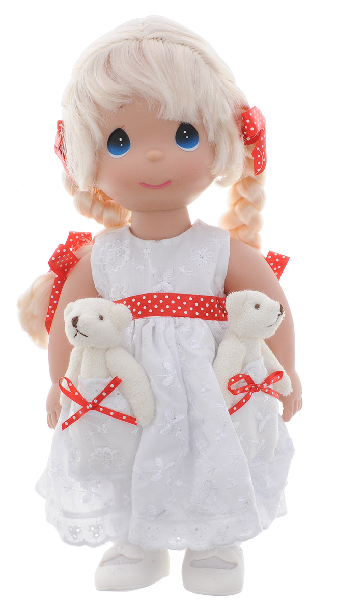 Precious Moments Кукла Друзья в кармашке4711 Precious Moments Кукла Друзья в кармашке4711Коллекция кукол Precious Moments ростом выше 30 см насчитывает на сегодняшний день более 600 видов. Куклы изготавливаются из качественного, безопасного материала и имеют пять базовых точек артикуляции. Каждый год в коллекцию добавляются все новые и новые модели. Каждая кукла имеет свой неповторимый образ и характер. Она может быть подарком на память о каком- либо событии в жизни. Куклы выполнены с любовью и нежностью, которую дарит нам известная волшебница - создатель кукол Линда Рик! Кукла Друзья в кармашке одета в белое платье, украшенное красным поясом в горох. На платье имеются два кармана, в которых уютно разместились две мягкие игрушки - друзья куколки. Светлые волосы заплетены в две косички. На милом личике большие синие глаза. Одежда куклы съемная. Кукла научит ребенка взаимодействовать с окружающими, а также поспособствует развитию воображения, логики и тактильного восприятия. Порадуйте свою принцессу таким великолепным подарком!