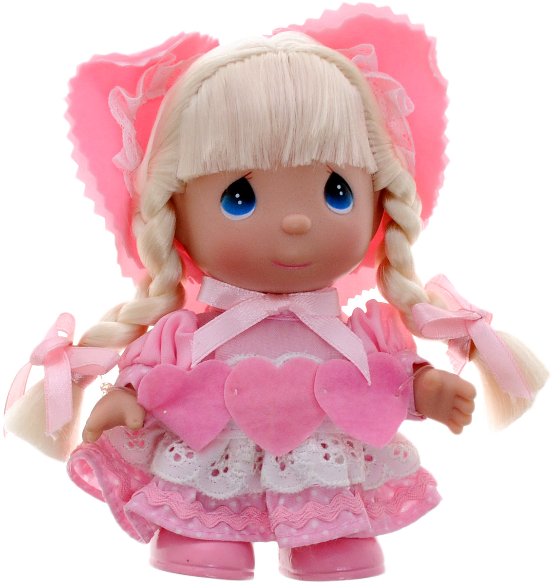 Precious Moments Мини-кукла Ты в моем сердце5288 Precious Moments Мини-кукла Ты в моем сердце5288Какие же милые эти куколки Precious Moments. Создатель этих очаровательных крошек настоящая волшебница - Линда Рик - оживила свои творения, каждая кукла обрела свой милый и неповторимый образ. Эти крошки могут сопровождать вас в чудесных странствиях и сделать каждый момент вашей жизни незабываемым! Мини-кукла Ты в моем сердце одета в очаровательное розовое платье и туфельки в тон платья. Светлые волосы заплетены в две косички и украшены бантиками. Дополнением к образу служит розовая шляпка. Благодаря играм с куклой, ваша малышка сможет развить фантазию и любознательность, овладеть навыками общения и научиться ответственности. Порадуйте свою принцессу таким прекрасным подарком!