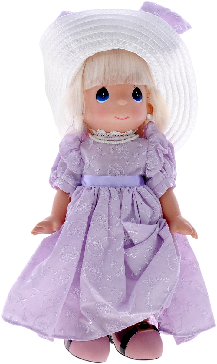 Precious Moments Кукла В туфлях мамы4609 Precious Moments Кукла В туфлях мамы4609Коллекция кукол Precious Moments ростом выше 30 см насчитывает на сегодняшний день более 600 видов. Куклы изготавливаются из качественного, безопасного материала и имеют пять базовых точек артикуляции. Каждый год в коллекцию добавляются все новые и новые модели. Каждая кукла имеет свой неповторимый образ и характер. Она может быть подарком на память о каком- либо событии в жизни. Куклы выполнены с любовью и нежностью, которую дарит нам известная волшебница - создатель кукол Линда Рик! Кукла В туфлях мамы обязательно привлечет внимание вашей малышки. Куколка одета в длинное платье, а на ногах у нее мамины туфли. Длинные светлые волосы заплетены в косу, а дополнением к образу служит большая белая шляпа. На милом личике большие синие глаза. Вся одежка куклы съемная. Кукла научит ребенка взаимодействовать с окружающими, а также поспособствует развитию воображения, логики и тактильного восприятия. Порадуйте свою принцессу таким великолепным...