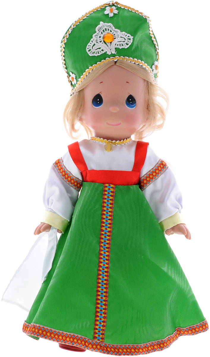 Precious Moments Кукла Варвара8407 Precious Moments Кукла Варвара8407Коллекция кукол Precious Moments ростом выше 30 см насчитывает на сегодняшний день более 600 видов. Куклы изготавливаются из качественного, безопасного материала и имеют пять базовых точек артикуляции. Каждый год в коллекцию добавляются все новые и новые модели. Каждая кукла имеет свой неповторимый образ и характер. Она может быть подарком на память о каком- либо событии в жизни. Куклы выполнены с любовью и нежностью, которую дарит нам известная волшебница - создатель кукол Линда Рик! Кукла Варвара станет отличным подарком для любой девочки на день рождения или другой праздник. Кукла одета в русское народное платье, на ногах - красные туфли. В этом наряде соединились славянские традиции. Светлые волосы Варвары заплетены в косу и украшены атласным белым бантиком. На милом личике большие синие глаза. Одежда куклы съемная. Кукла научит ребенка взаимодействовать с окружающими, а также поспособствует развитию воображения, логики и тактильного...