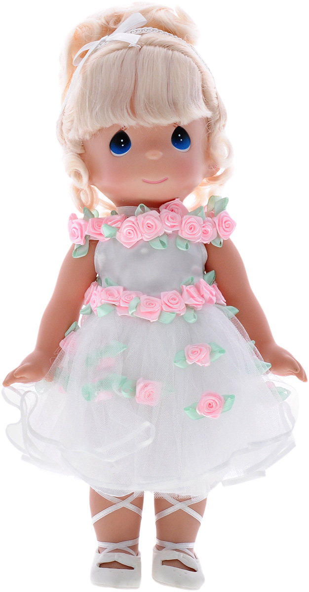 Precious Moments Кукла Танец в сердце блондинка4605 Precious Moments Кукла Танец в сердце блондинка4605Коллекция кукол Precious Moments ростом выше 30 см насчитывает на сегодняшний день более 600 видов. Куклы изготавливаются из качественного, безопасного материала и имеют пять базовых точек артикуляции. Каждый год в коллекцию добавляются все новые и новые модели. Каждая кукла имеет свой неповторимый образ и характер. Она может быть подарком на память о каком- либо событии в жизни. Куклы выполнены с любовью и нежностью, которую дарит нам известная волшебница - создатель кукол Линда Рик! Кукла Танец в сердце одета в очаровательное белое платье, украшенное розовыми розочками. У куклы шикарные светлые волосы, которые забраны вверх. На милом личике большие синие глаза. Одежда куклы съемная. Кукла научит ребенка взаимодействовать с окружающими, а также поспособствует развитию воображения, логики и тактильного восприятия. Порадуйте свою принцессу таким великолепным подарком!