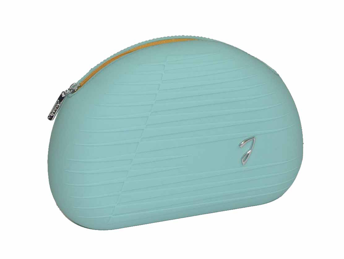 Janeke Косметичка женская, A1090VT TSE808611 Janeke Косметичка женская, A1090VT TSE808611Марка Janeke – мировой лидер по производству расчесок, щеток, маникюрных принадлежностей, зеркал и косметичек. Марка Janeke, основанная в 1830 году, вот уже почти 180 лет поддерживает непревзойденное качество своей продукции, сочетая новейшие технологии с традициями ста- рых миланских мастеров. Все изделия на 80% производятся вручную, а инновационные технологии и современные материалы делают продукцию марки поистине уникальной. Стильный и эргономичный дизайн, яркие цветовые решения – все это приносит истин- ное удовольствие от использования аксессуаров Janeke. Какая женщине не мечтает о красивой косметичке? Только та, у которой она уже есть. Удобные и яркие, вместительные и прочные – Janeke представляет косметички на любой, даже самый взыскательный вкус. Состав: силикон, нейлон и полиэстер.