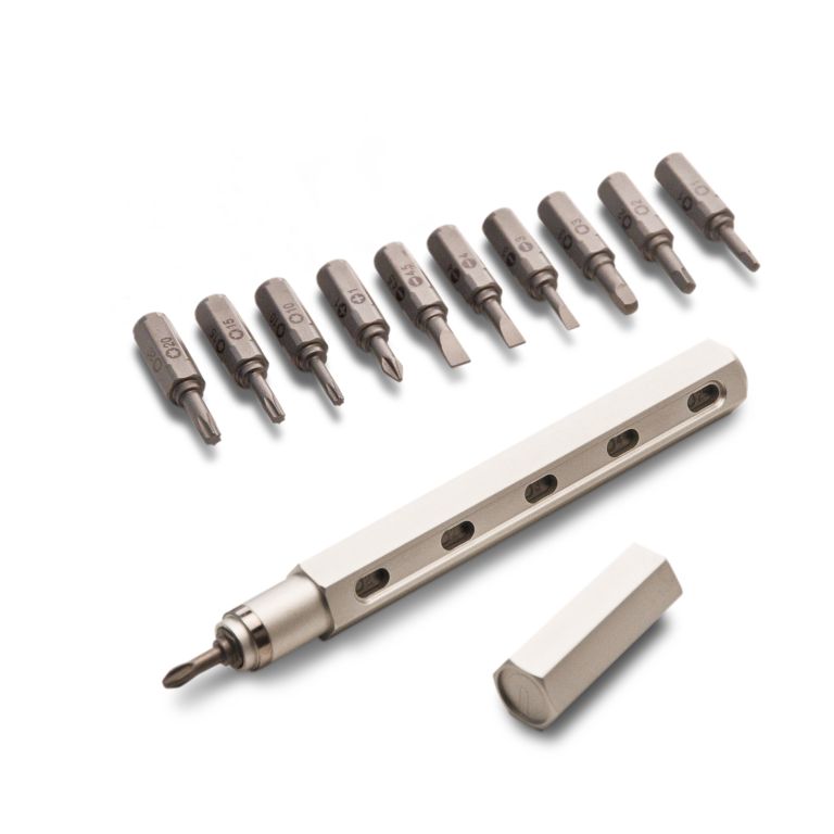 Мультитул Mininch Tool Pen Snow Silver. TP-013TP-013 Мультитул Mininch Tool Pen Snow Silver. TP-013TP-013Tool pen – компактный набор отверток в виде механического карандаша. Материал корпуса – Аллюминий. ВЕС - 93 ГР. DM -17,5 ММ. ДЛИНА – 150 ММ. 6 БИТ В КОРПУСЕ. В наборе маркированные биты с плоским и крестообразным шлицем, шестигранники и шлиц типа Torx. Магнитный колпачок. Биты из углеродистой стали S2. В наборе 16 бит. БИТЫ: ВЕС 7 ГР. DM 9 ММ. ДЛИНА 36 ММ. Цвет - Серебро. Гарантия - 1год.