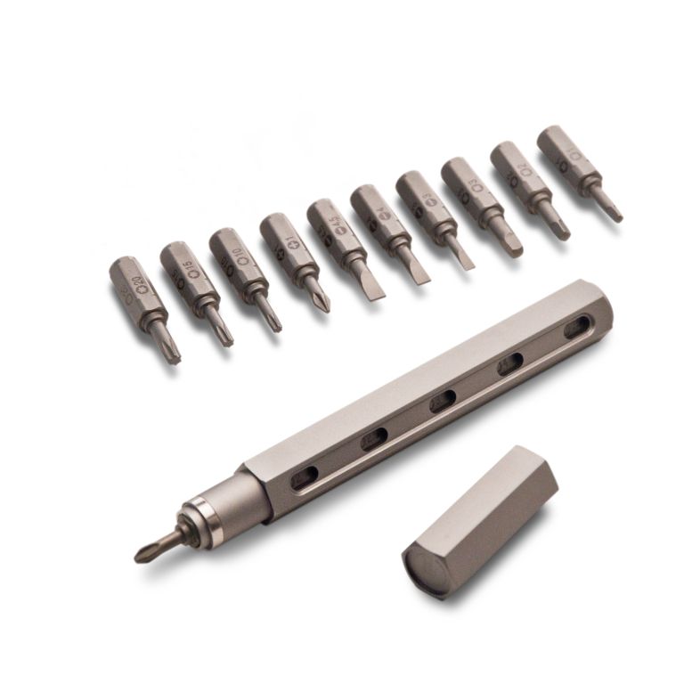 Мультитул Mininch Tool Pen Gunmetal. TP-014TP-014 Мультитул Mininch Tool Pen Gunmetal. TP-014TP-014Tool pen – компактный набор отверток в виде механического карандаша. Материал корпуса – Алюминий. ВЕС - 93 ГР. DM -17,5 ММ. ДЛИНА – 150 ММ. 6 БИТ В КОРПУСЕ. В наборе маркированные биты с плоским и крестообразным шлицем, шестигранники и шлиц типа Torx. Магнитный колпачок. Биты из углеродистой стали S2. В наборе 16 бит. БИТЫ: ВЕС 7 ГР. DM 9 ММ. ДЛИНА 36 ММ. Цвет - Графит. Гарантия - 1год.
