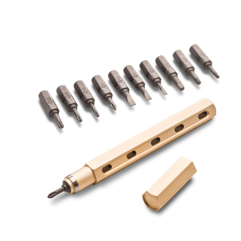 Мультитул Mininch Tool Pen Champagne Gold. TP-015TP-015 Мультитул Mininch Tool Pen Champagne Gold. TP-015TP-015Tool pen – компактный набор отверток в виде механического карандаша. Материал корпуса – Алюминий. ВЕС - 93 ГР. DM -17,5 ММ. ДЛИНА – 150 ММ. 6 БИТ В КОРПУСЕ. В наборе маркированные биты с плоским и крестообразным шлицем, шестигранники и шлиц типа Torx. Магнитный колпачок. Биты из углеродистой стали S2. В наборе 16 бит. БИТЫ: ВЕС 7 ГР. DM 9 ММ. ДЛИНА 36 ММ. Цвет - Шампань. Гарантия - 1год.