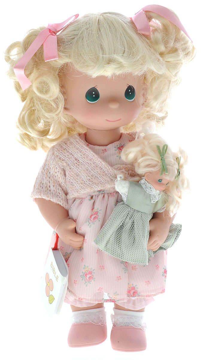 Precious Moments Кукла Научи меня4595 Precious Moments Кукла Научи меня4595Коллекция кукол Precious Moments ростом выше 30 см насчитывает на сегодняшний день более 600 видов. Куклы изготавливаются из качественного, безопасного материала и имеют пять базовых точек артикуляции. Каждый год в коллекцию добавляются все новые и новые модели. Каждая кукла имеет свой неповторимый образ и характер. Она может быть подарком на память о каком-либо событии в жизни. Куклы выполнены с любовью и нежностью, которую дарит нам известная волшебница - создатель кукол Линда Рик! Коллекционная кукла Научи меня со светлыми волосами одета в светло-розовое платье с цветочным узором и светло-розовую мягкую кофточку с блестками. Вьющиеся волосы завязаны в две косички с помощью розовых атласных бантов. У куклы милое личико с большими изумрудными глазами. Вся одежда съемная. В комплекте с куклой идет ее игрушка - маленькая куколка, а также игрушечная Библия. Вашей дочурке непременно понравится расчесывать волосы куклы, придумывая различные прически. Кукла научит...