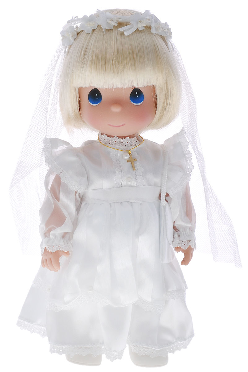 Precious Moments Кукла Невеста блондинка1490 Precious Moments Кукла Невеста блондинка1490Коллекция кукол Precious Moments ростом выше 30 см насчитывает на сегодняшний день более 600 видов. Куклы изготавливаются из качественного, безопасного материала и имеют пять базовых точек артикуляции. Каждый год в коллекцию добавляются все новые и новые модели. Каждая кукла имеет свой неповторимый образ и характер. Она может быть подарком на память о каком- либо событии в жизни. Куклы выполнены с любовью и нежностью, которую дарит нам известная волшебница - создатель кукол Линда Рик! Кукла Невеста со светлыми волосами одета в длинное белоснежное платье, на ногах у нее туфельки. Дополнением к образу служит фата и крестик на шее. У куколки большие синие глаза и румяные щечки. Одежда куклы съемная. Игры с куклой способствуют эмоциональному развитию ребенка, а также помогают формировать воображение и художественный вкус. Порадуйте свою принцессу таким великолепным подарком!