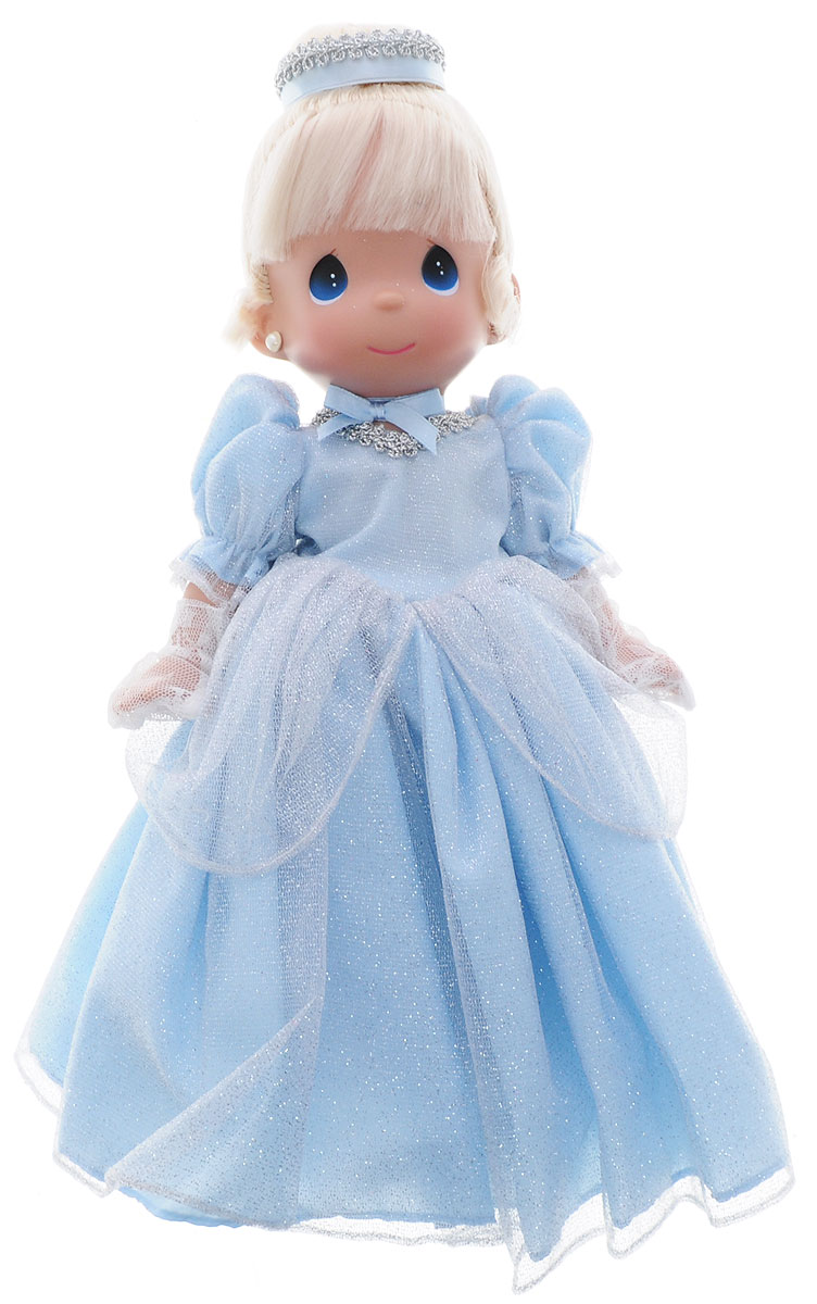 Precious Moments Кукла Золушка8377 Precious Moments Кукла Золушка8377Коллекция кукол Precious Moments ростом выше 30 см насчитывает на сегодняшний день более 600 видов. Куклы изготавливаются из качественного, безопасного материала и имеют пять базовых точек артикуляции. Каждый год в коллекцию добавляются все новые и новые модели. Каждая кукла имеет свой неповторимый образ и характер. Она может быть подарком на память о каком-либо событии в жизни. Куклы выполнены с любовью и нежностью, которую дарит нам известная волшебница - создатель кукол Линда Рик! Кукла Золушка выглядит как настоящая принцесса. Золушка одета в шикарное платье голубого цвета, усыпанное блестками. На ногах куклы - серебристые туфельки. Светлые волосы убраны в вечернюю прическу. Изысканный стиль принцессе добавляют сверкающие сережки и вечерние ажурные перчатки. Игра с куклой разовьет в вашей малышке чувство ответственности и заботы. Порадуйте свою принцессу таким великолепным подарком!