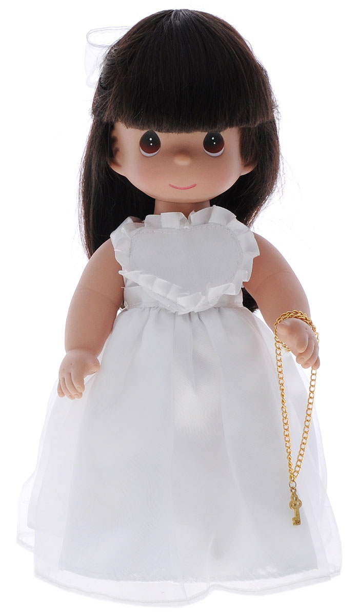 Precious Moments Кукла Ключ к моему сердцу цвет волос темный4735 Precious Moments Кукла Ключ к моему сердцу цвет волос темный4735Коллекция кукол Precious Moments ростом выше 30 см насчитывает на сегодняшний день более 600 видов. Куклы изготавливаются из качественного, безопасного материала и имеют пять базовых точек артикуляции. Каждый год в коллекцию добавляются все новые и новые модели. Каждая кукла имеет свой неповторимый образ и характер. Она может быть подарком на память о каком- либо событии в жизни. Куклы выполнены с любовью и нежностью, которую дарит нам известная волшебница - создатель кукол Линда Рик! Очаровательная кукла Ключ к моему сердцу станет лучшей игрушкой вашей дочурки. На кукле шикарное белое платье с пышной юбкой, на ногах - белые панталоны, носочки и туфельки. Длинные темные волосы украшены бантиком. На милом личике большие карие глаза. В руке у куколки ключик на цепочке. Одежда куклы съемная. Игры с куклой способствуют эмоциональному развитию ребенка, а также помогают формировать воображение и художественный вкус. Порадуйте свою принцессу таким...